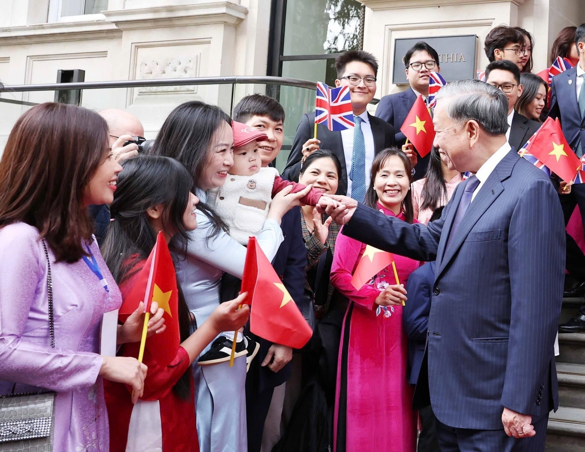 旅居英国越南人为苏林总书记和夫人送行。