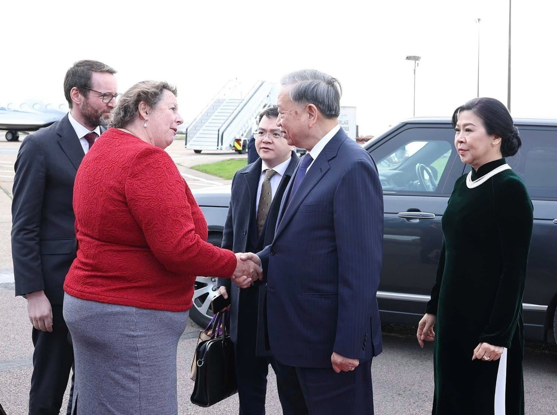 英国政府官员为苏林总书记及夫人送行。