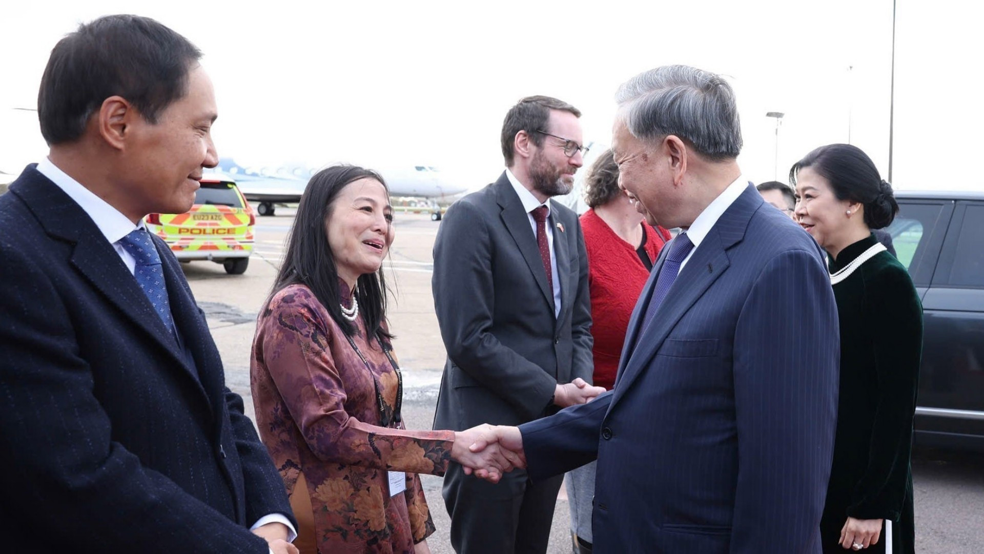 苏林总书记和夫人离开伦敦返回河内，圆满结束10月28日至30日对大不列颠及北爱尔兰联合王国进行正式访问之行。
