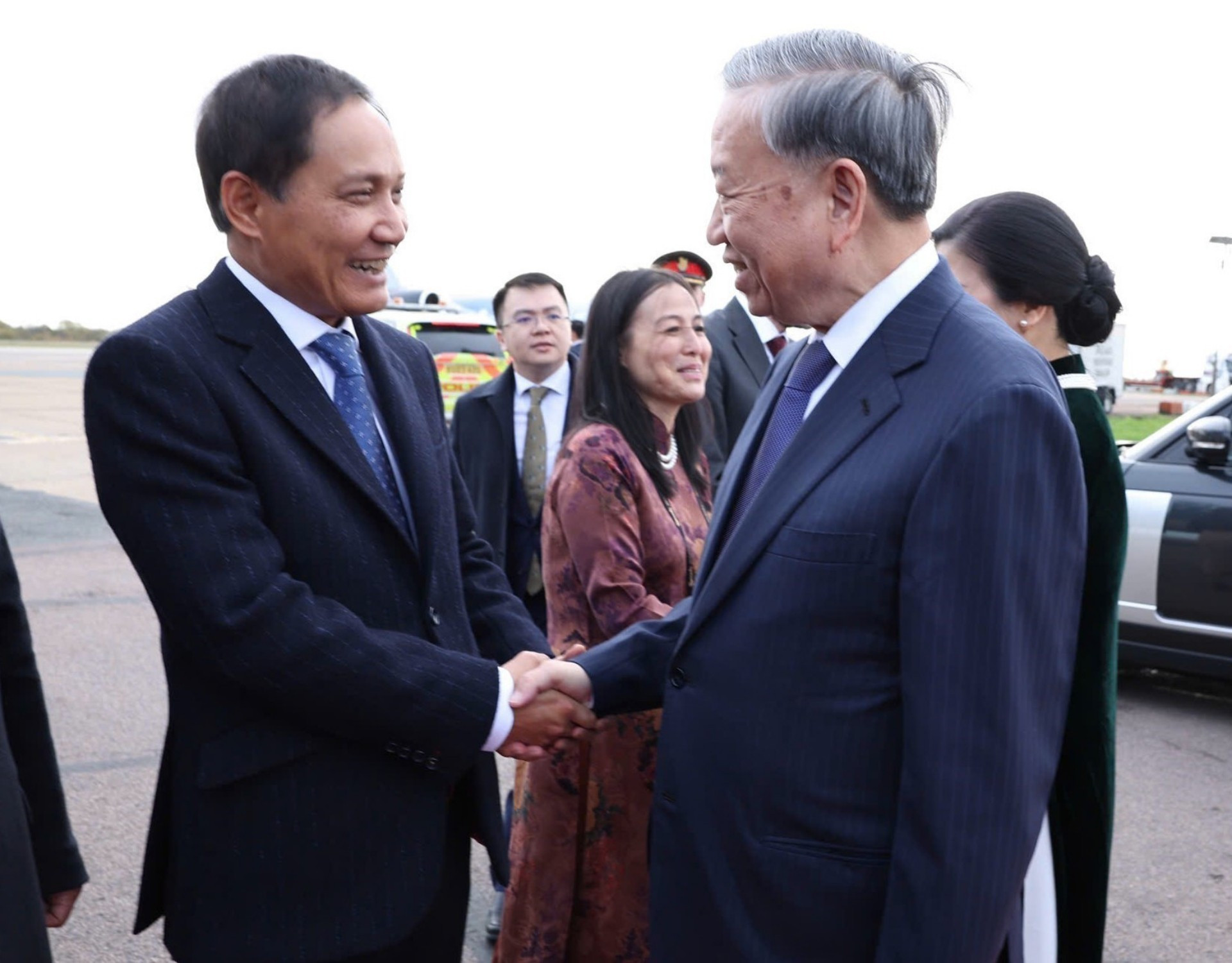 杜明雄大使为苏林总书记和夫人送行。