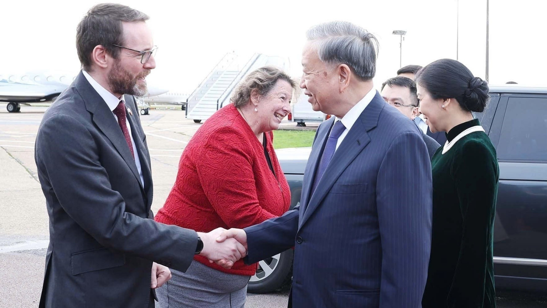 英国驻越南大使伊恩·弗鲁为苏林总书记及夫人送行。