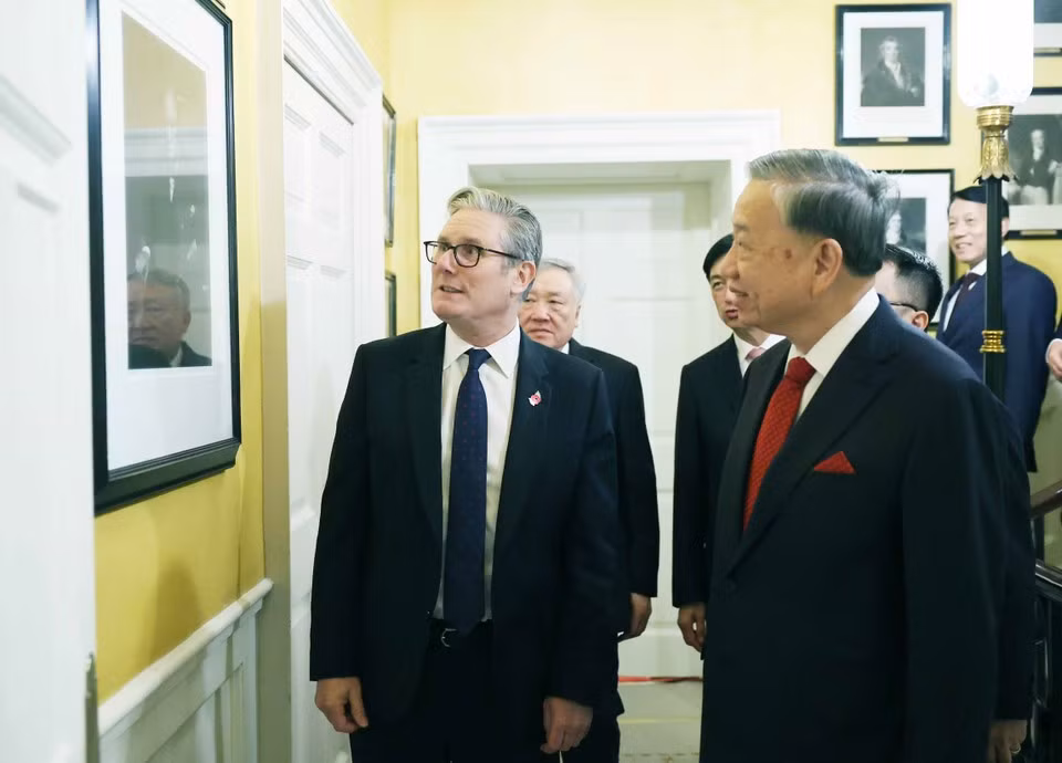 越共中央总书记苏林与英国首相基尔·斯塔默。