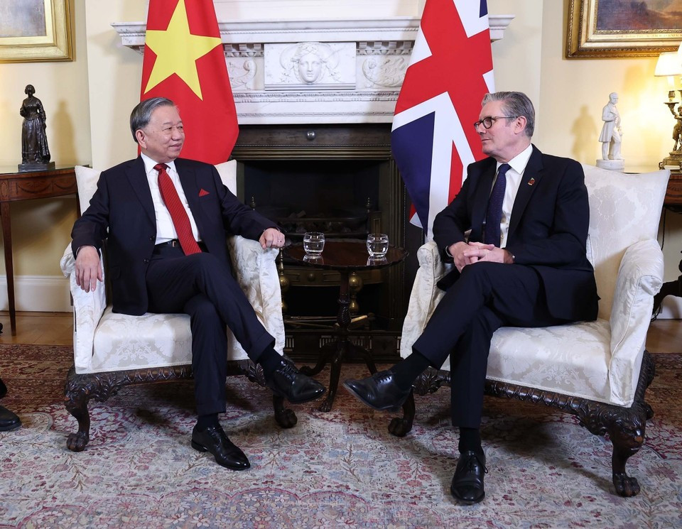 越共中央总书记苏林与英国首相基尔·斯塔默举行小范围会晤。 越共中央总书记苏林与英国首相基尔·斯塔默举行小范围会晤。