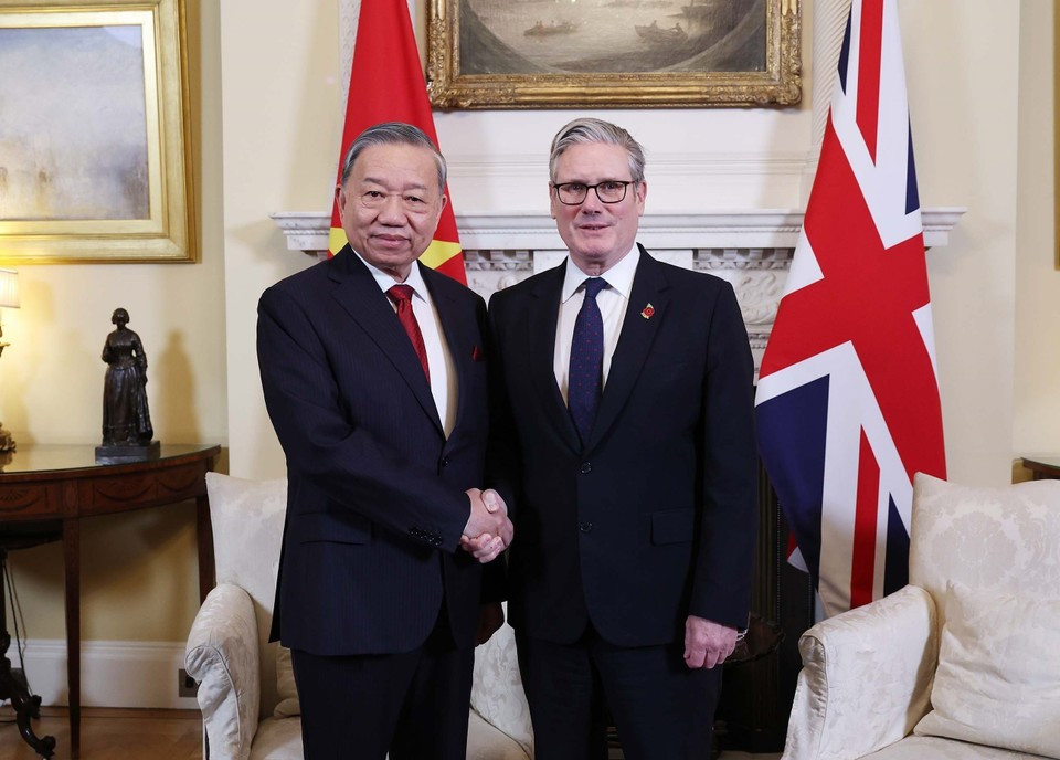 英国首相基尔·斯塔默迎接越共中央总书记苏林。 英国首相基尔·斯塔默迎接越共中央总书记苏林。