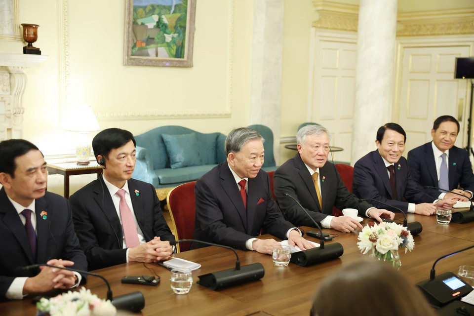 越共中央总书记苏林在与英国首相基尔·斯塔默的会谈中发表讲话。 越共中央总书记苏林在与英国首相基尔·斯塔默的会谈中发表讲话。