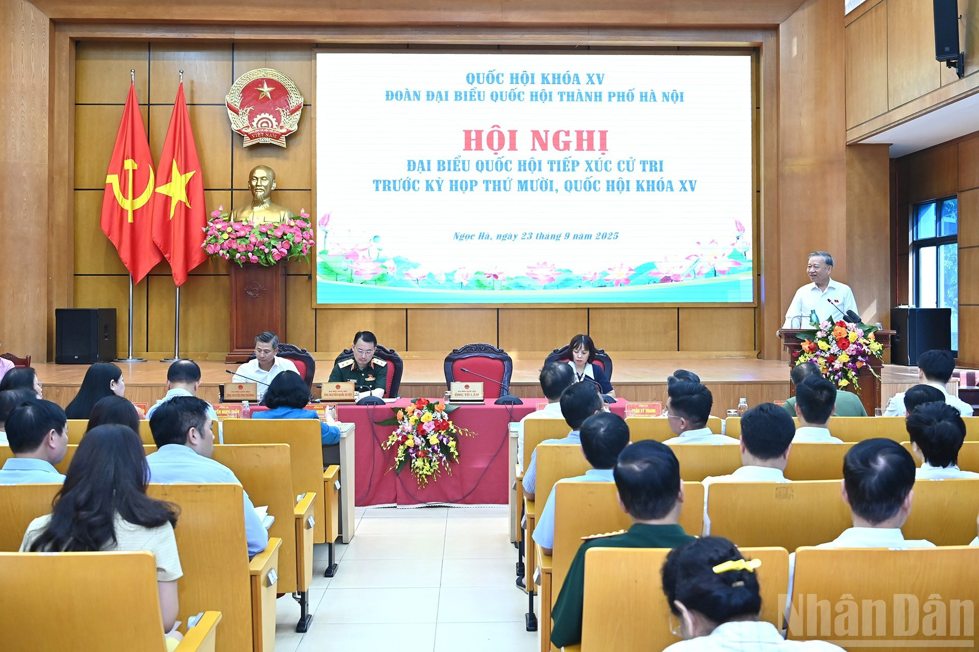 苏林总书记在会上发表讲话。 苏林总书记在会上发表讲话。