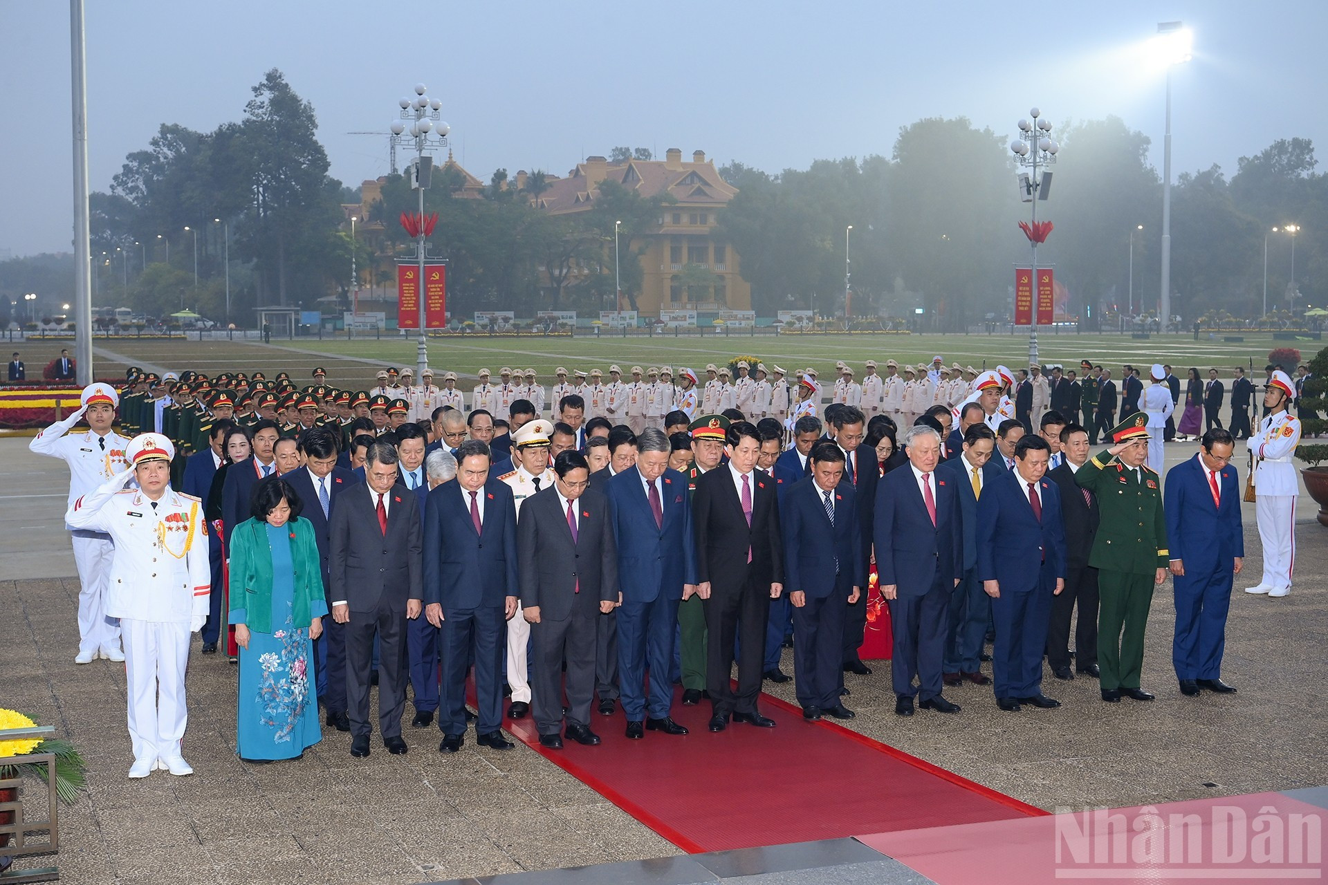 党和国家领导和代表们缅怀胡志明主席的伟大功劳。