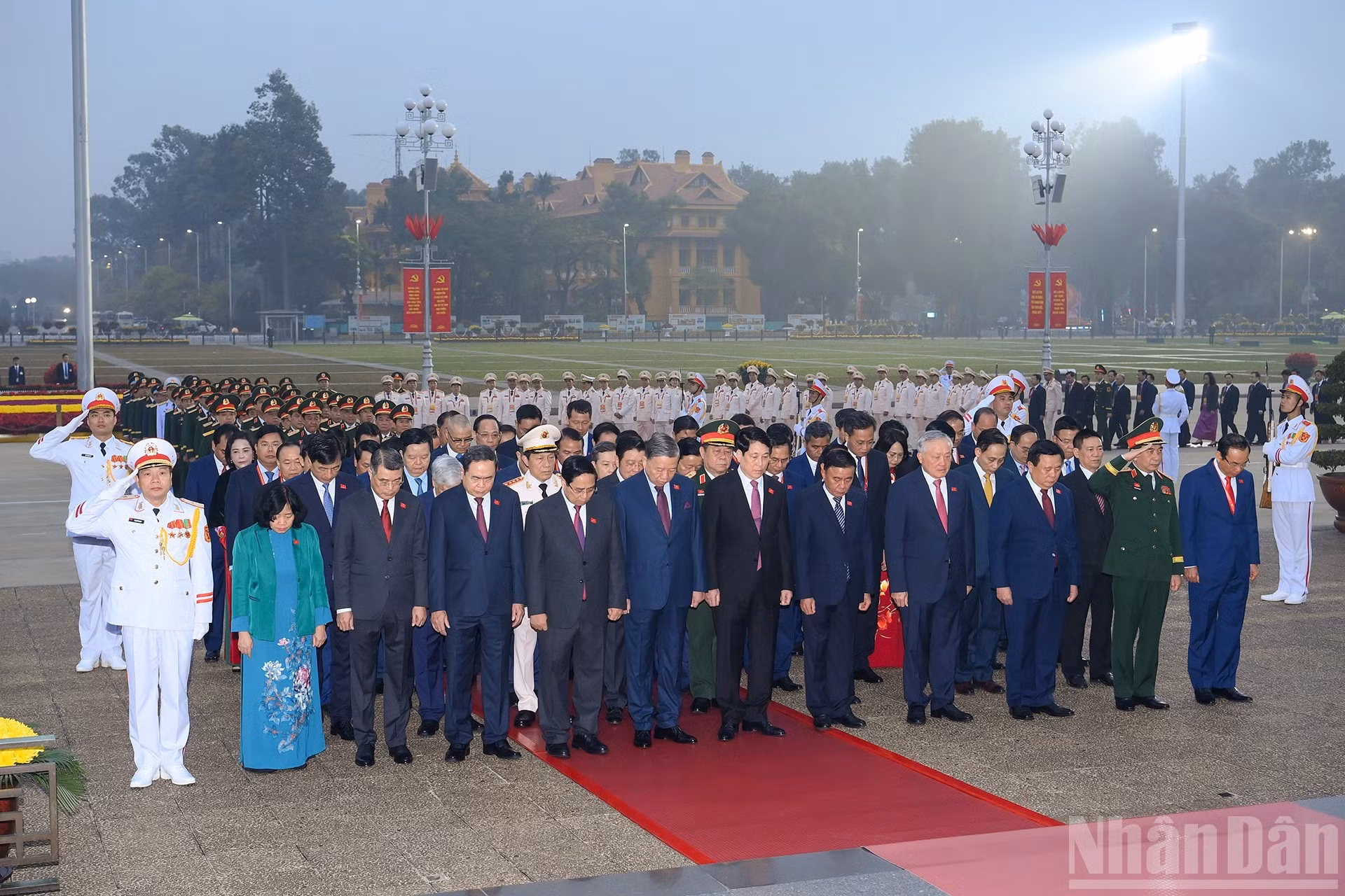 党和国家领导和代表们缅怀胡志明主席的伟大功劳。