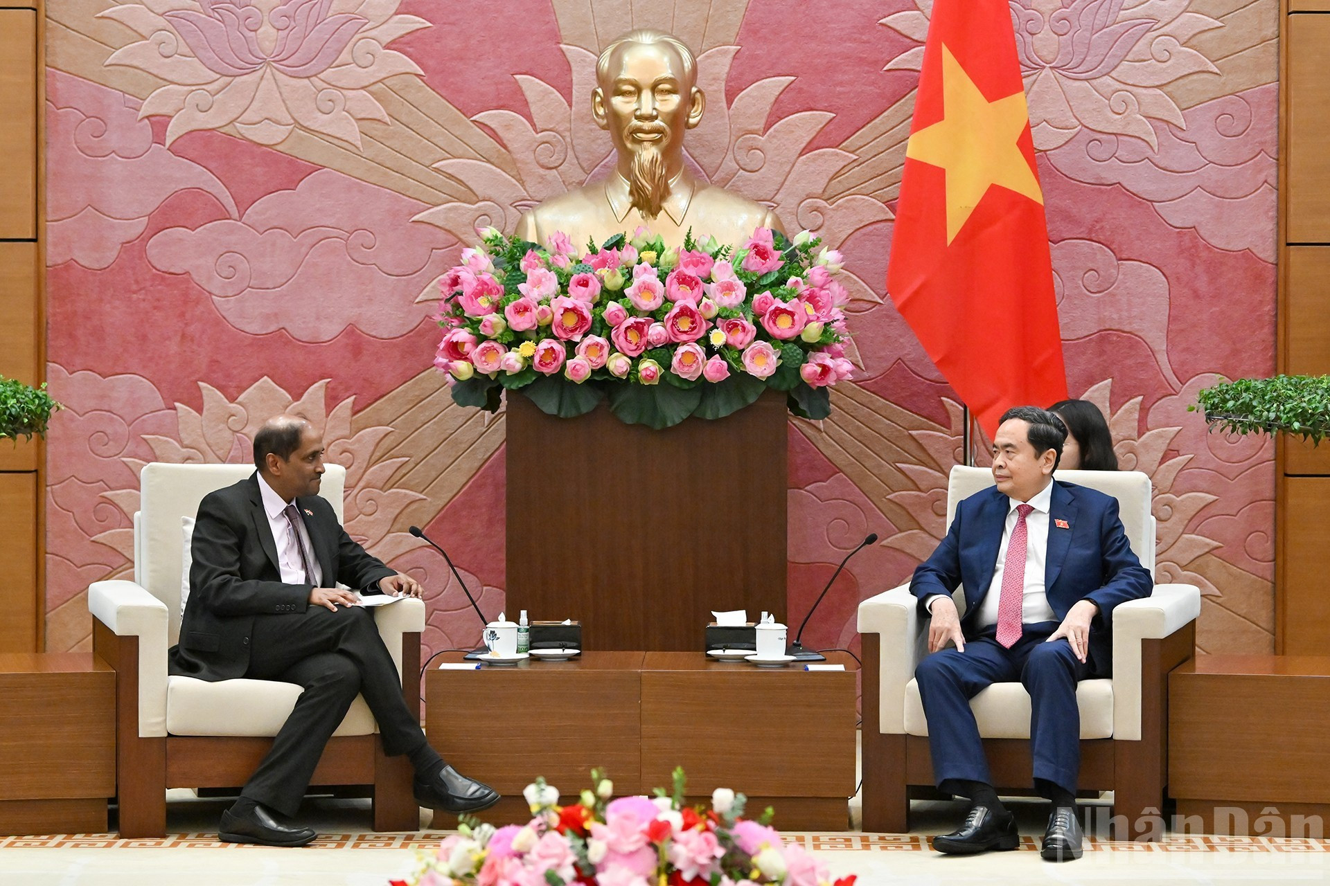 国会主席陈青敏会见新加坡驻越南大使贾亚·拉特南。 国会主席陈青敏会见新加坡驻越南大使贾亚·拉特南。