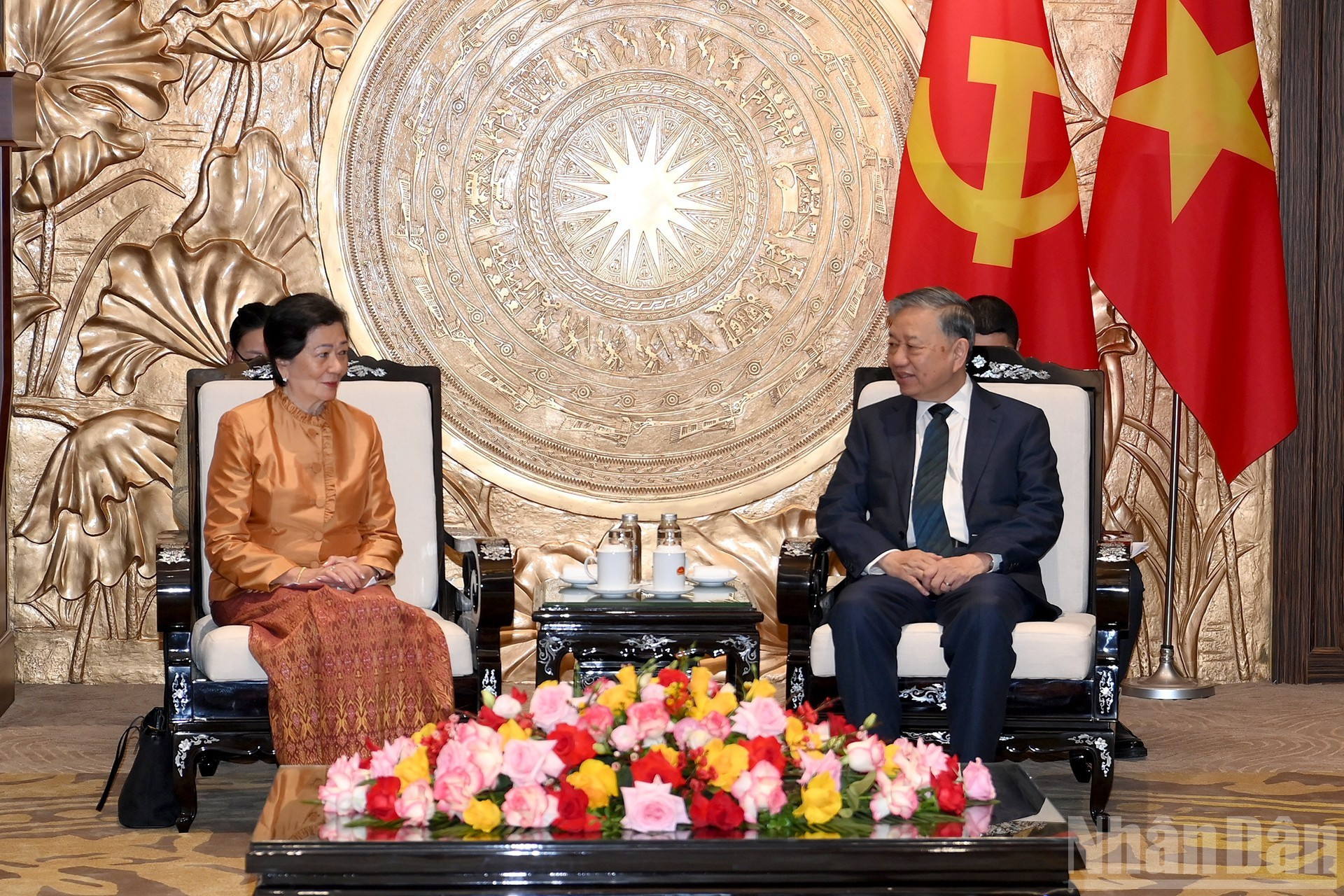 苏林总书记与柬埔寨王国驻越南大使谢金塔。