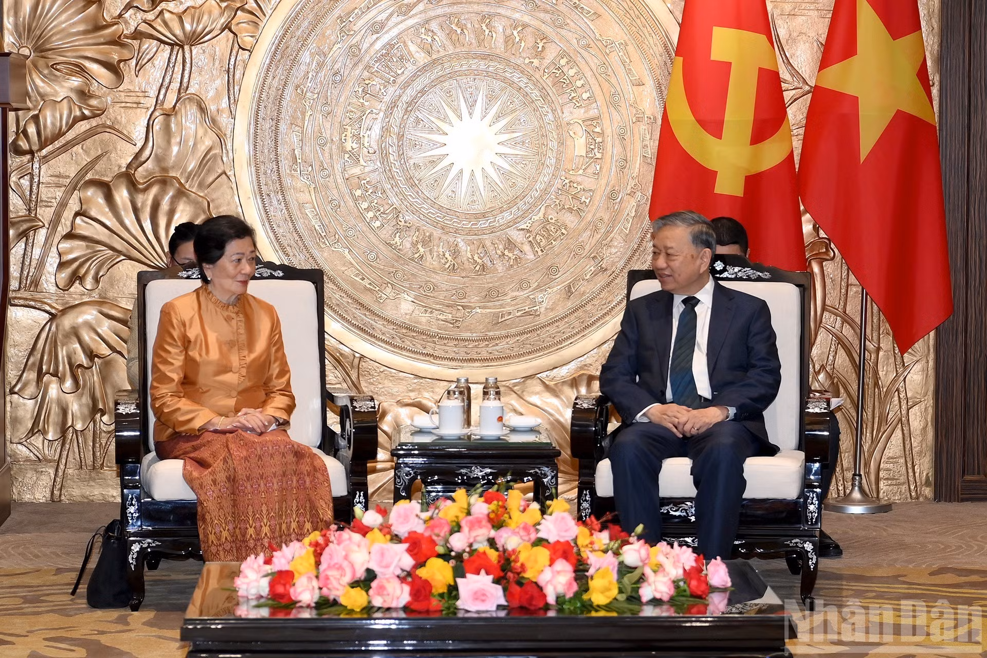 苏林总书记与柬埔寨王国驻越南大使谢金塔。