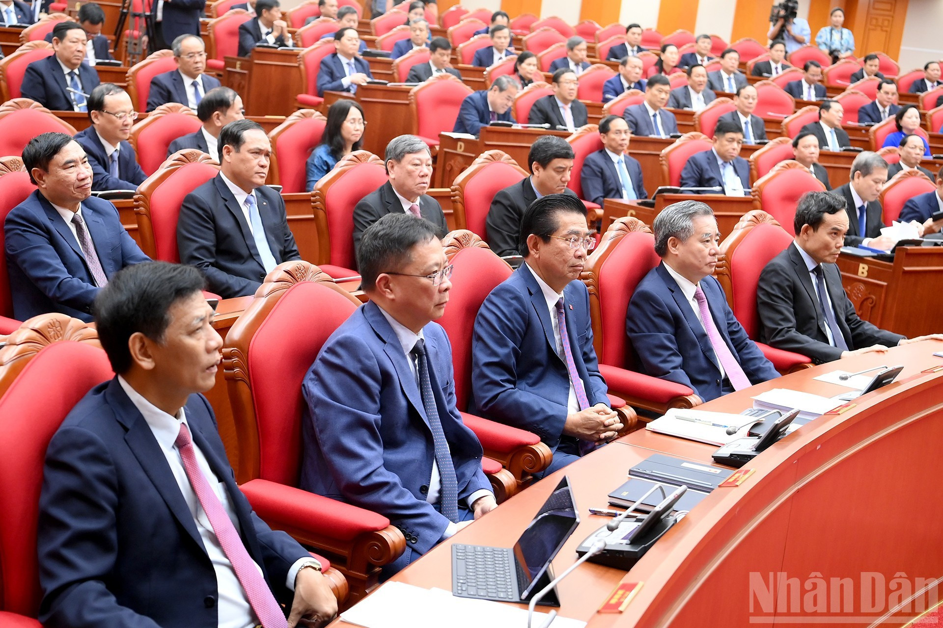 各位代表出席会议。 各位代表出席会议。
