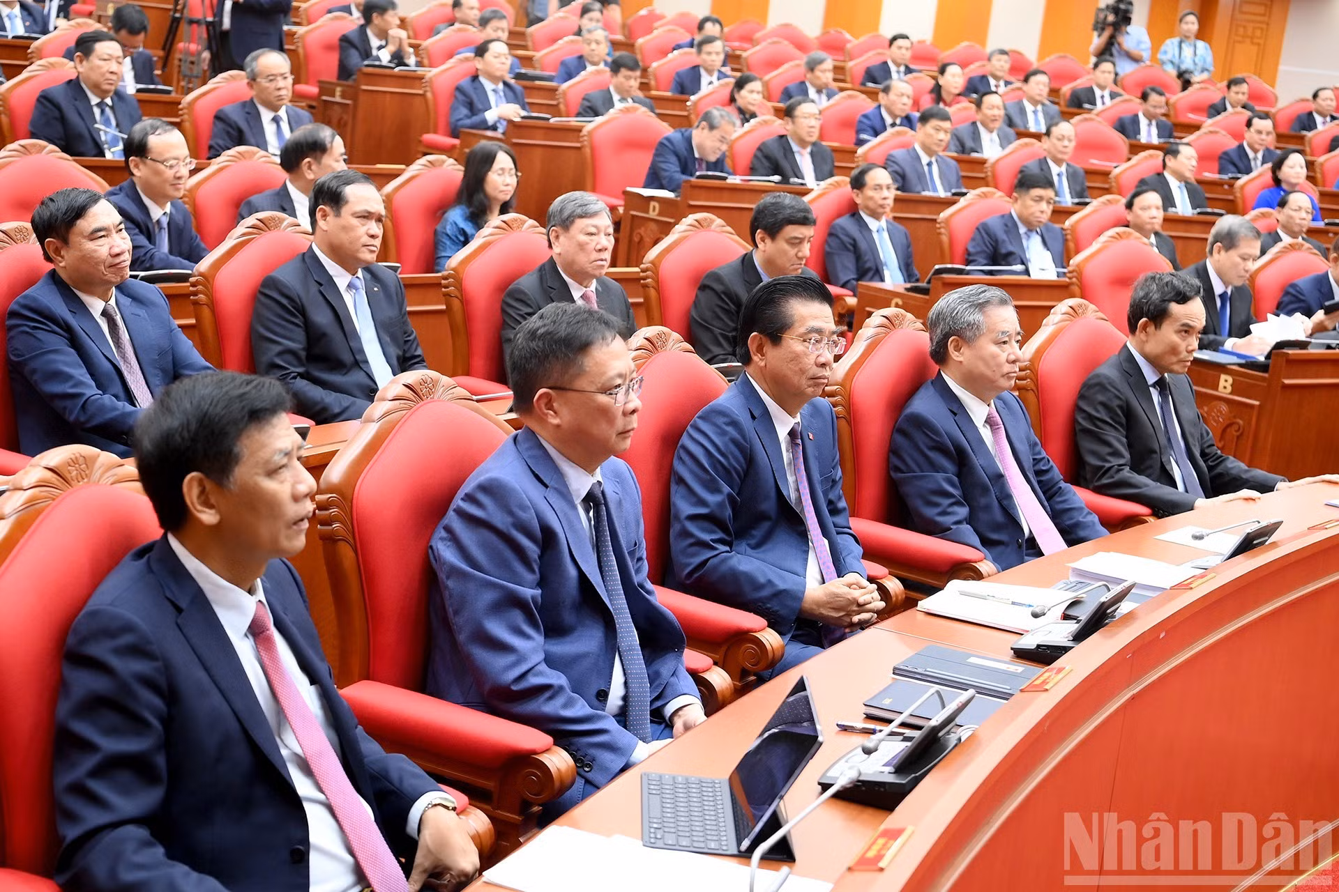 各位代表出席会议。