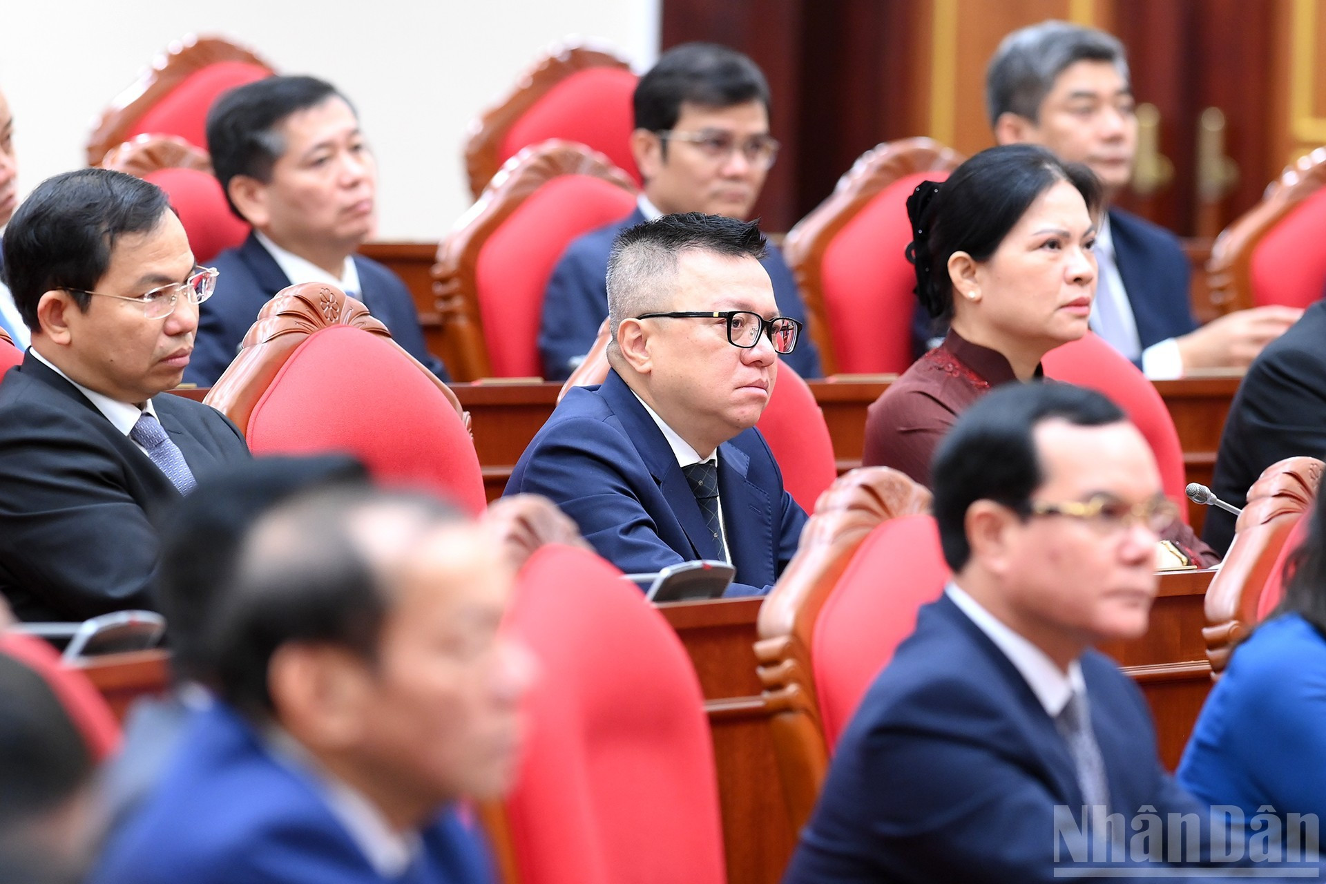 各位代表出席会议。 各位代表出席会议。