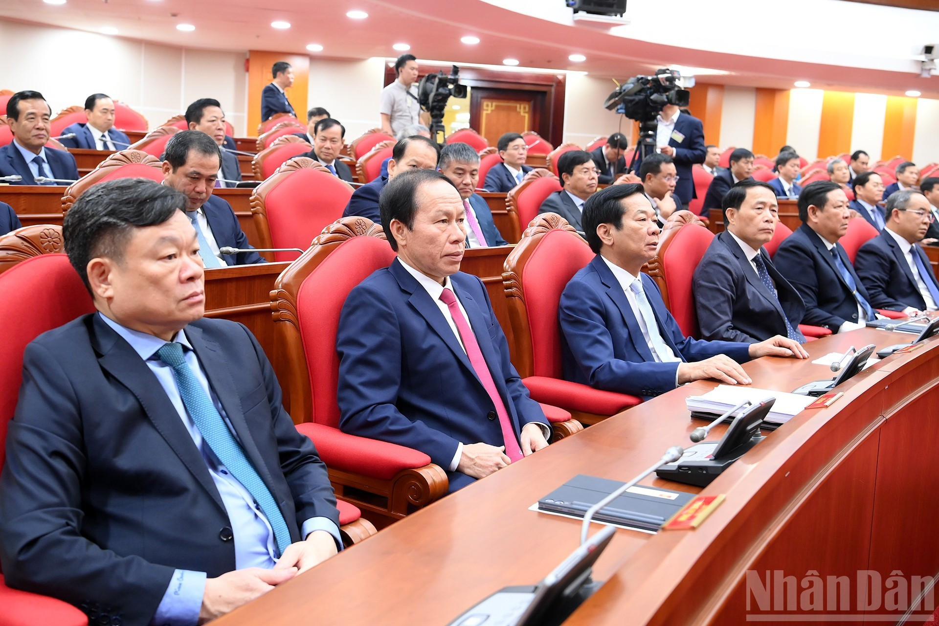 各位代表出席会议。 各位代表出席会议。