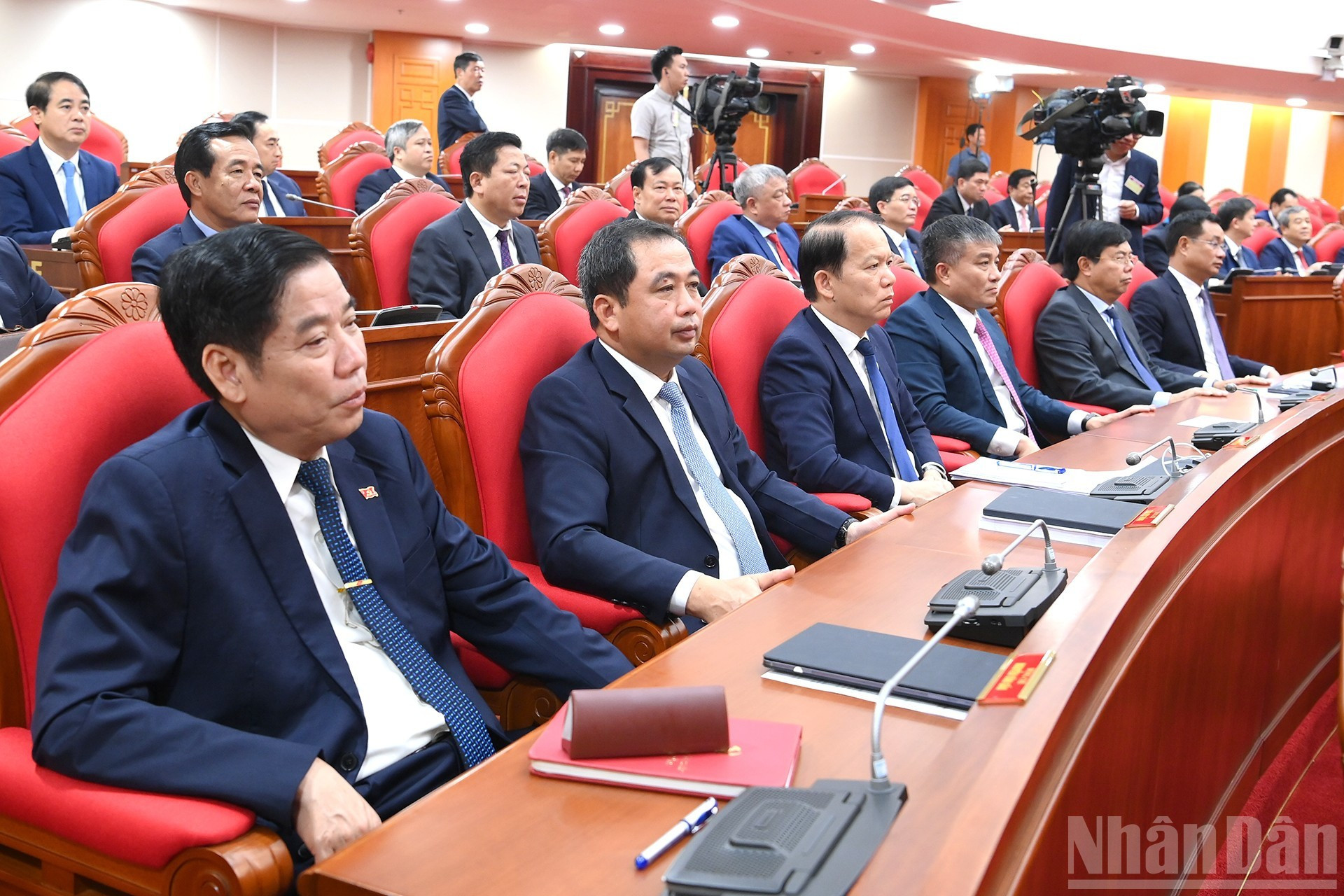 各位代表出席会议。 各位代表出席会议。
