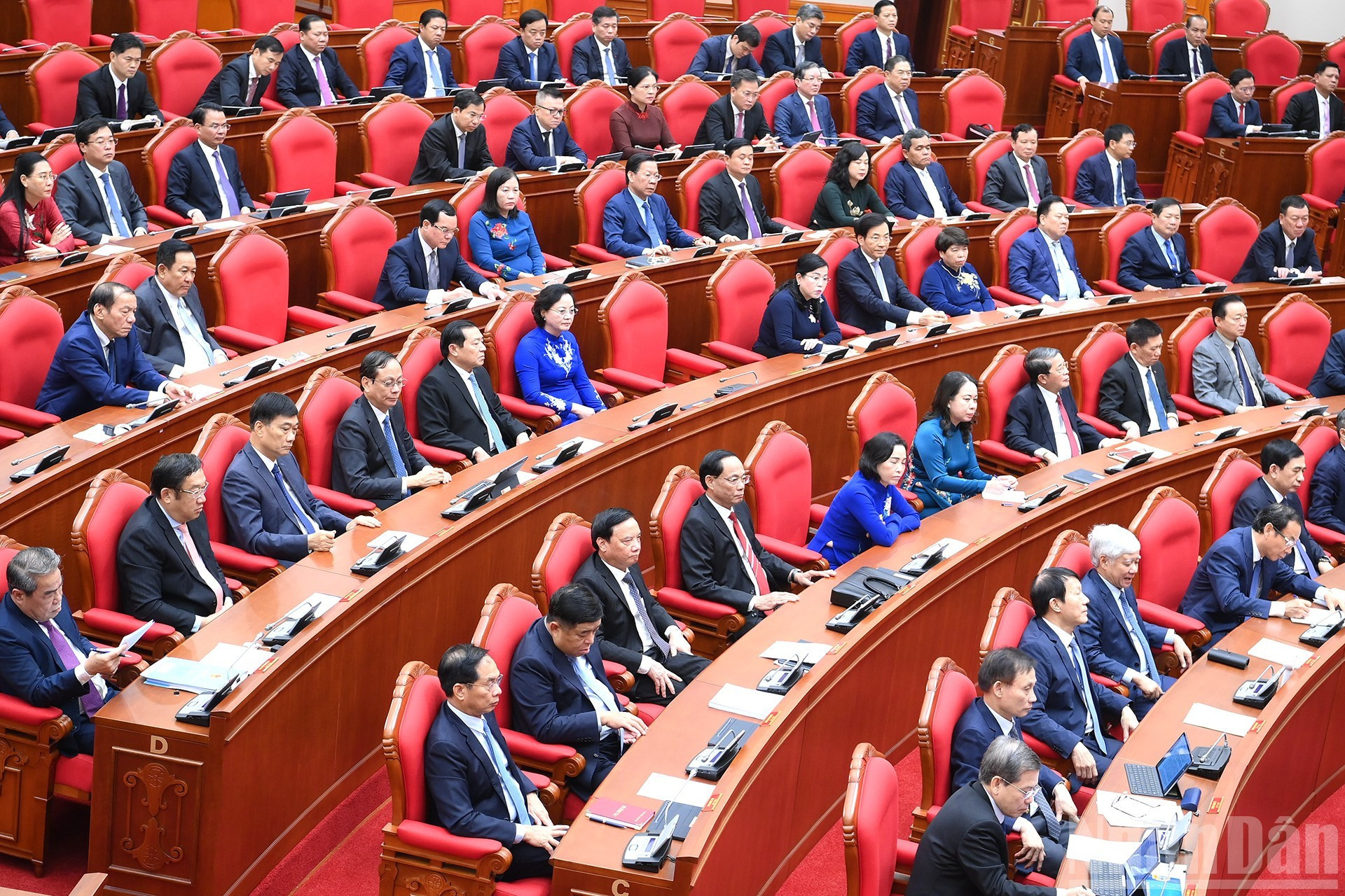 各位代表出席会议。 各位代表出席会议。