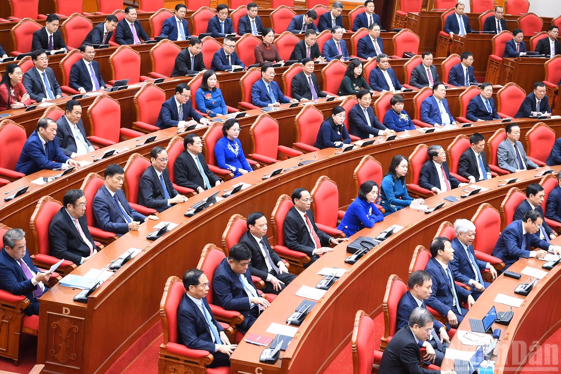 各位代表出席会议。