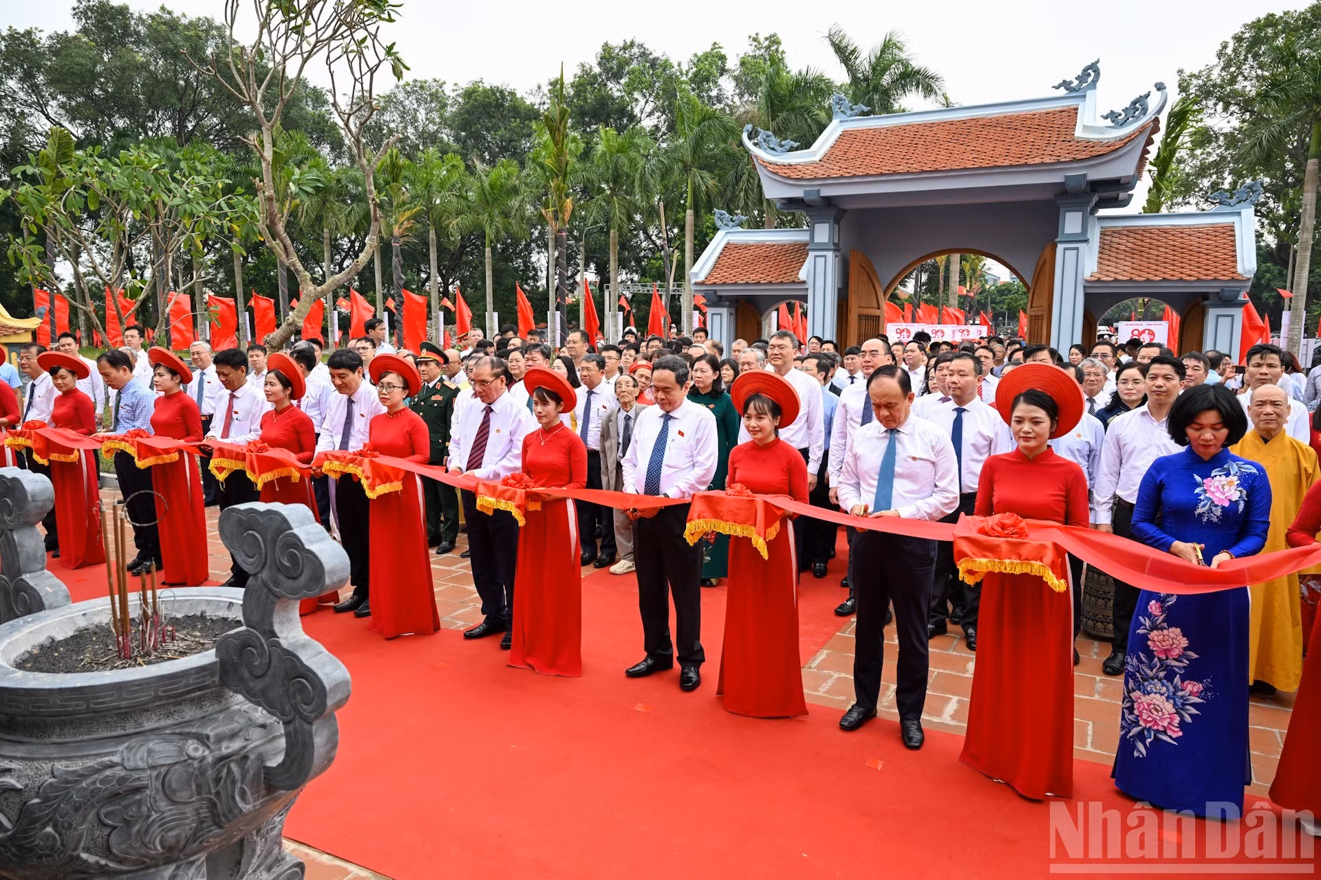 越南国会主席陈青敏、前越共中央总书记农德孟实现越南国会常委会主席裴鹏抟纪念堂揭牌剪彩仪式。