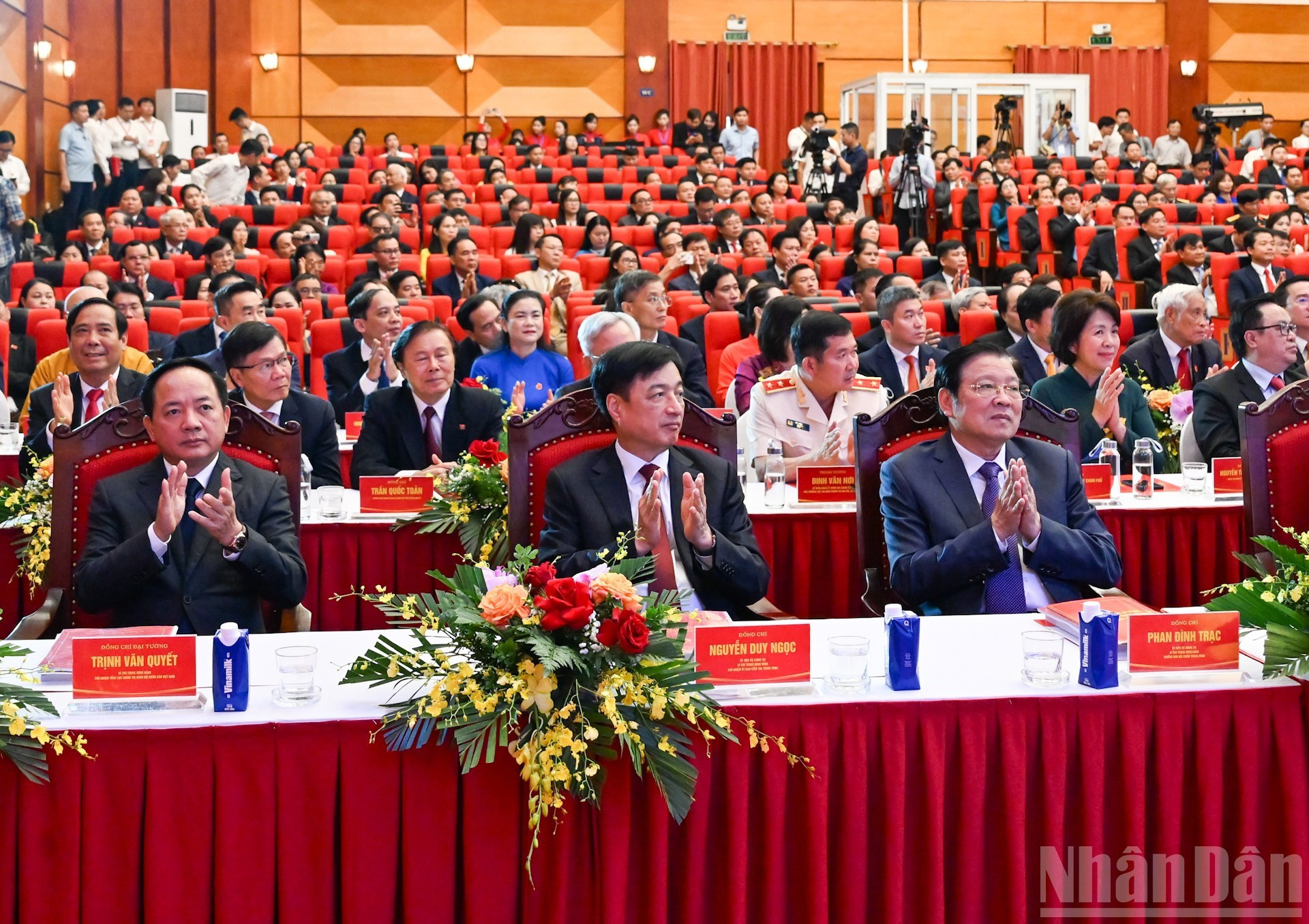 党和国家领导出席大会。 党和国家领导出席大会。