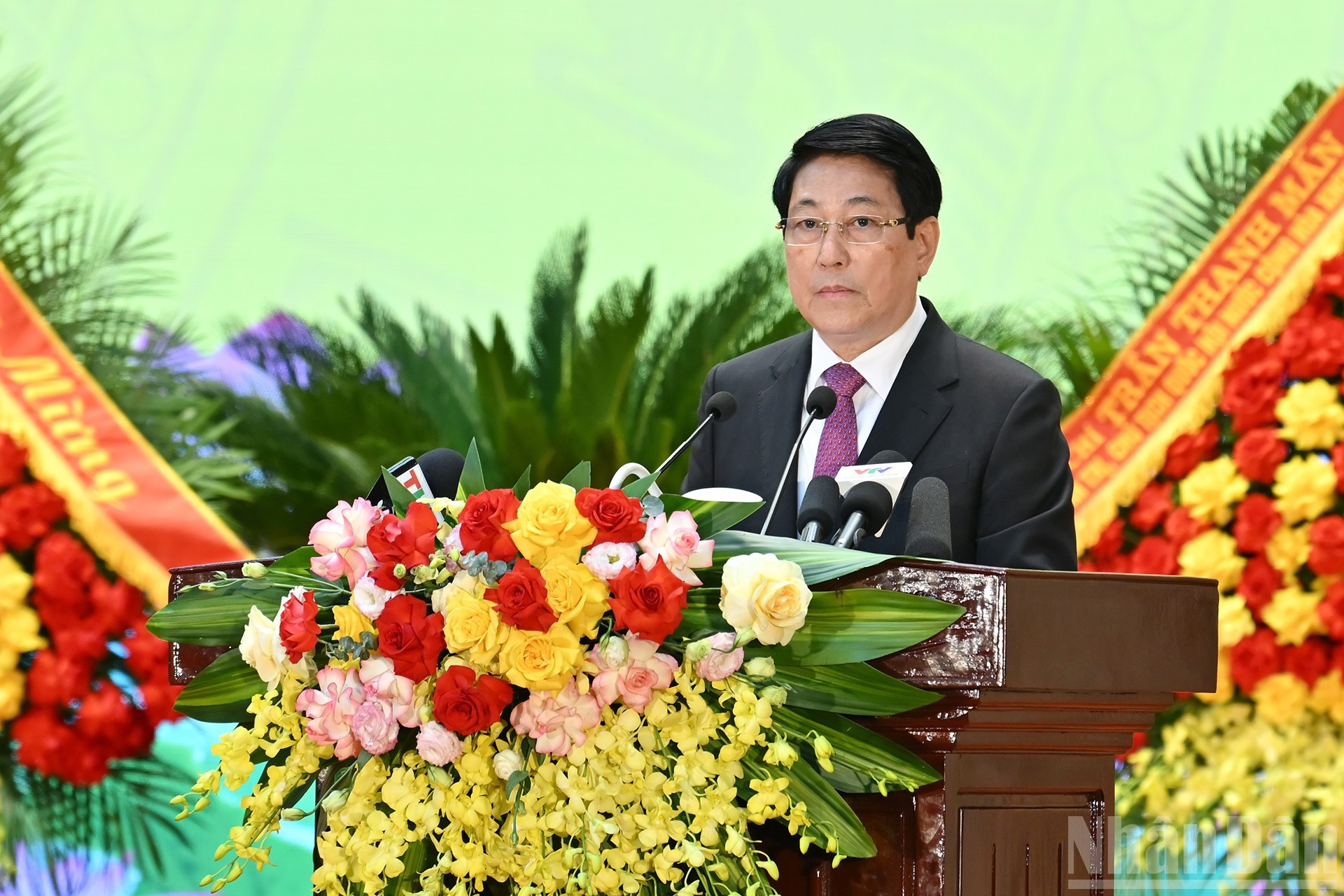 国家主席梁强在会上发表讲话。 国家主席梁强在会上发表讲话。