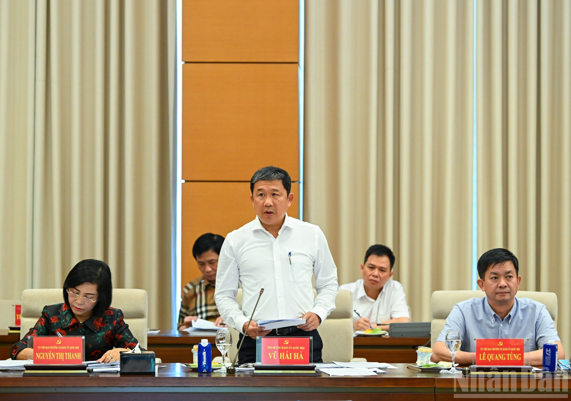 国会党委副书记武海河在会议上作报告。 国会党委副书记武海河在会议上作报告。