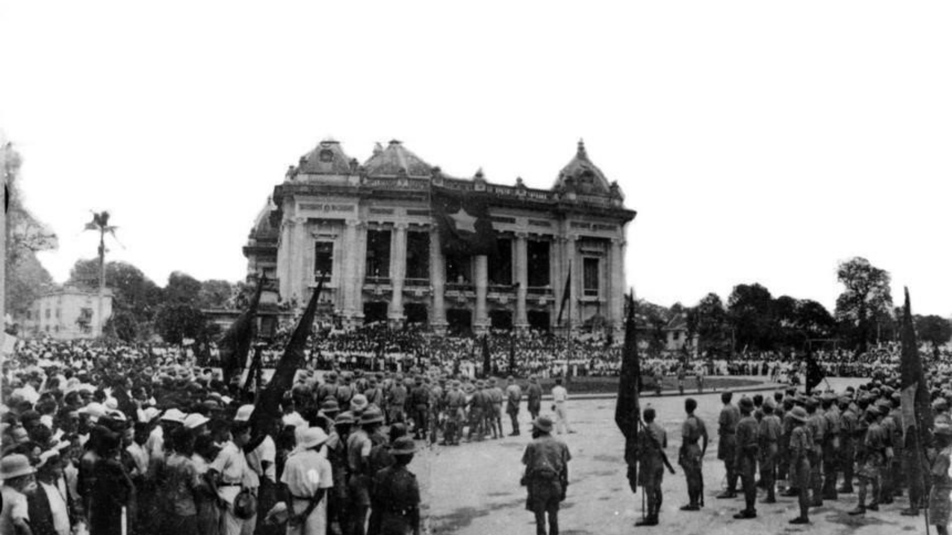 1945年8月30日，来自战区的游击队进入河内，聚集在歌剧院前。（资料图：越通社）