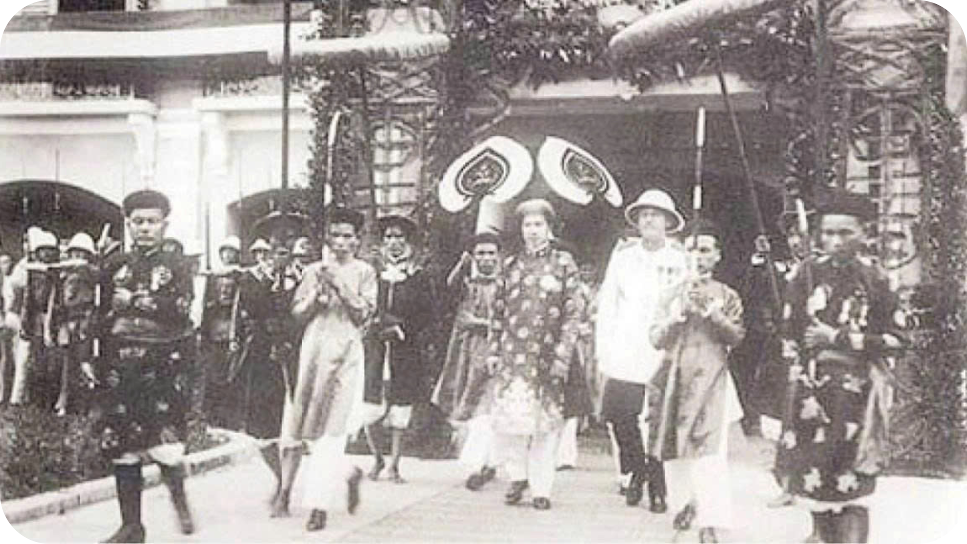 1945年8月30日下午,越南数千年封建王朝的最后一位国王保大皇帝退位,揭开了越南国家历史新的一页。(图片来源:越通社) image-2.png