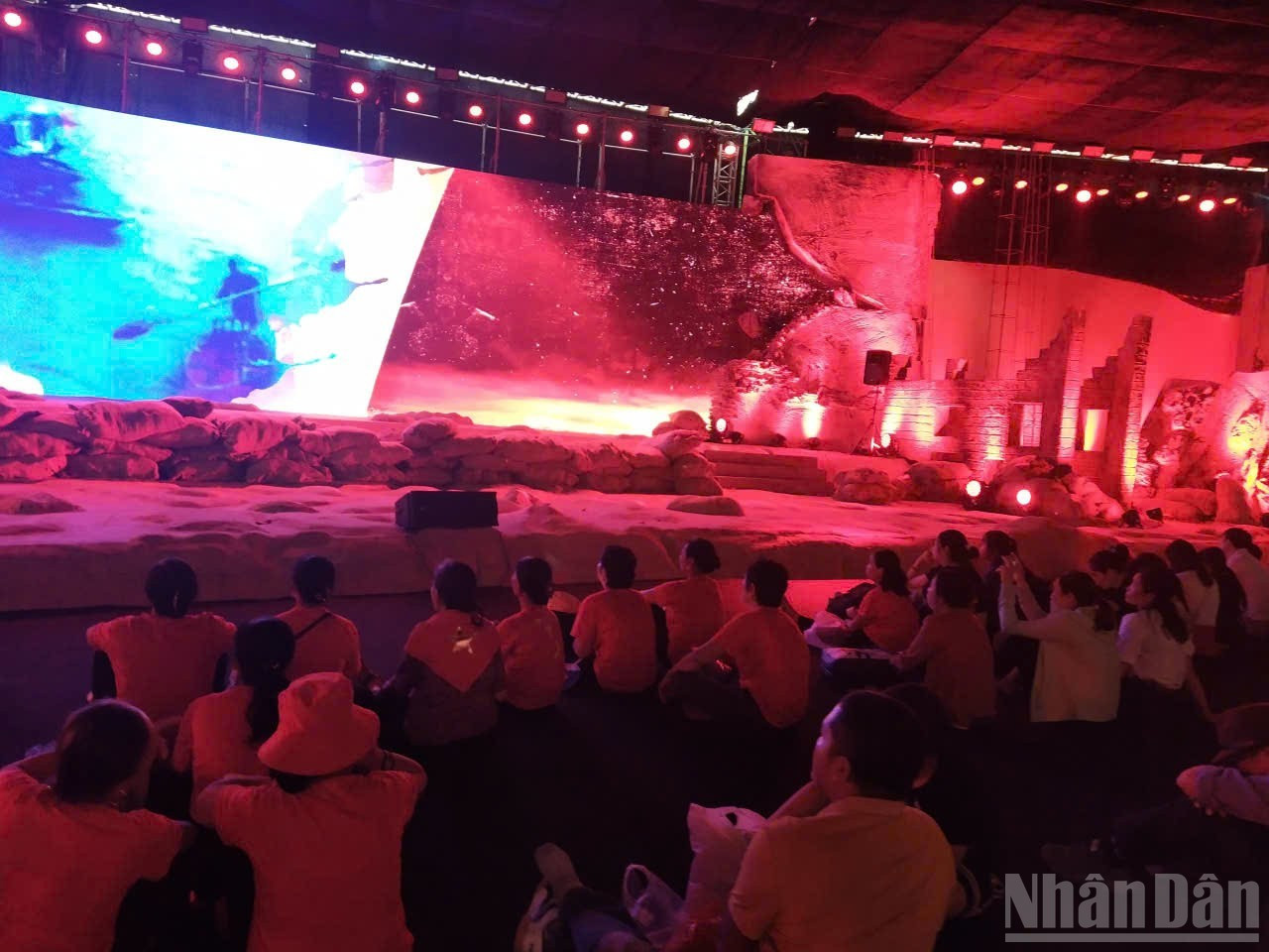通过历史再现的演出,观众们重温了那段“以和为进”的策略。 通过历史再现的演出,观众们重温了那段“以和为进”的策略。