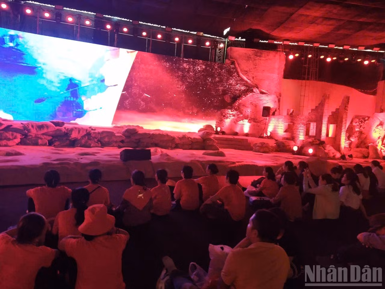 通过历史再现的演出，观众们重温了那段“以和为进”的策略。