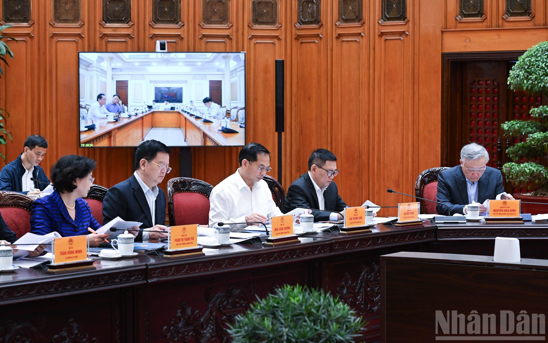 各位副总理出席会议。