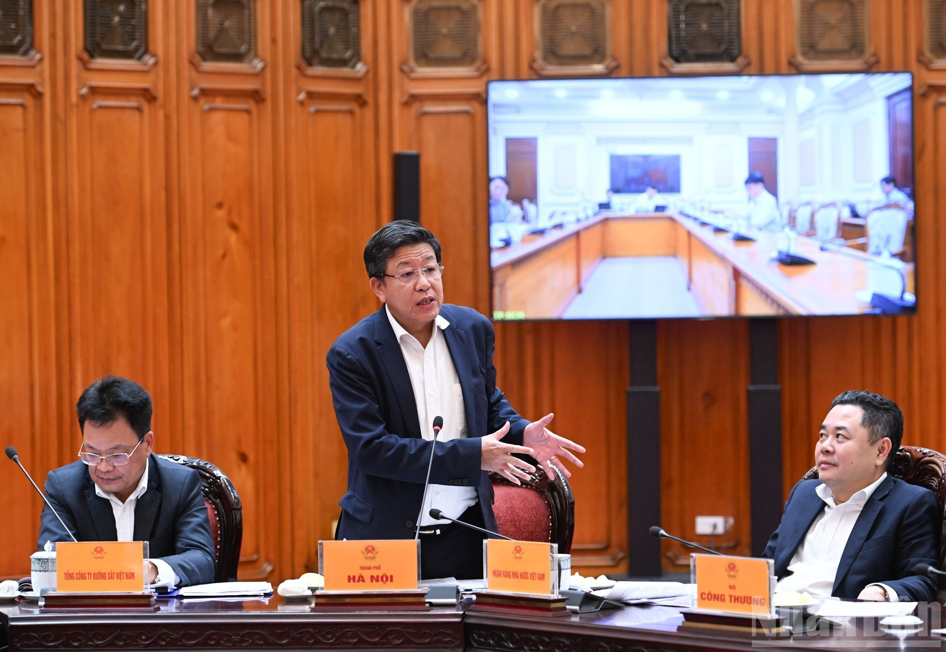 河内市人民委员会副主席杨德俊在会上发表讲话。