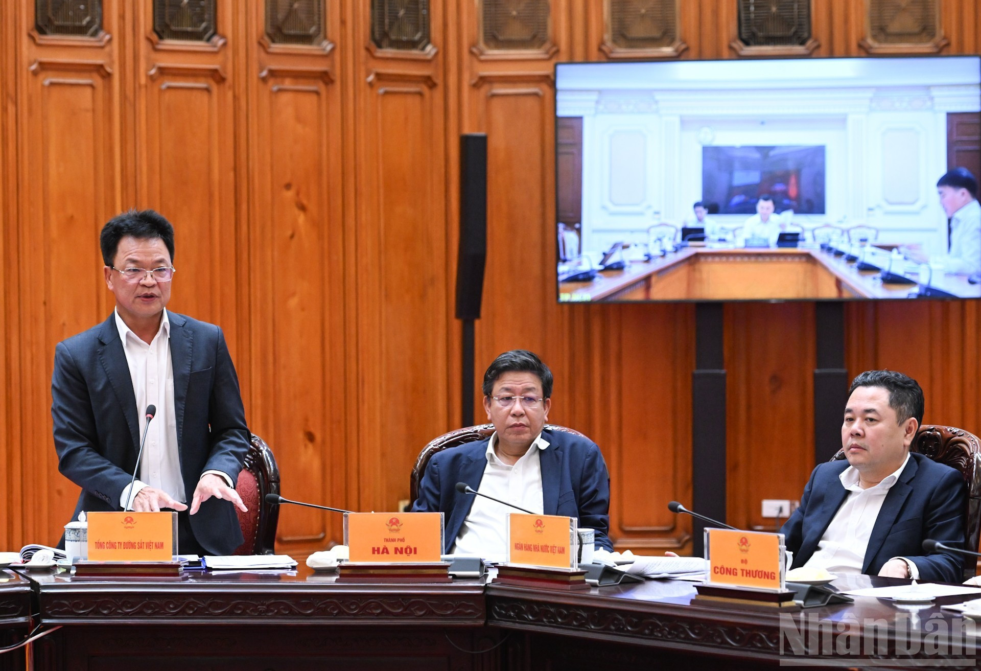 越南铁路总公司董事长邓士孟汇报了铁路项目的进展情况。