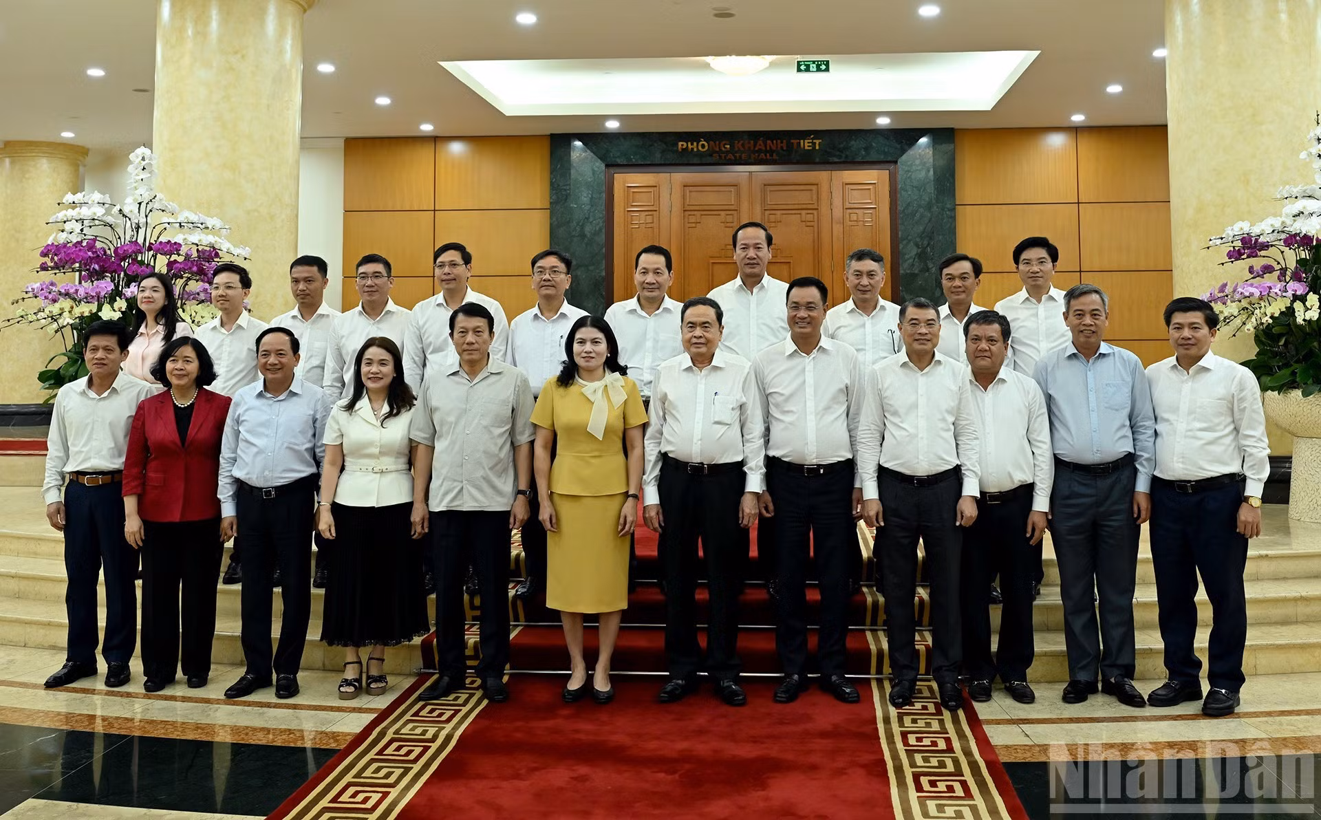 国会主席陈青敏同政治局、书记处领导和广治省委常委会代表合影。