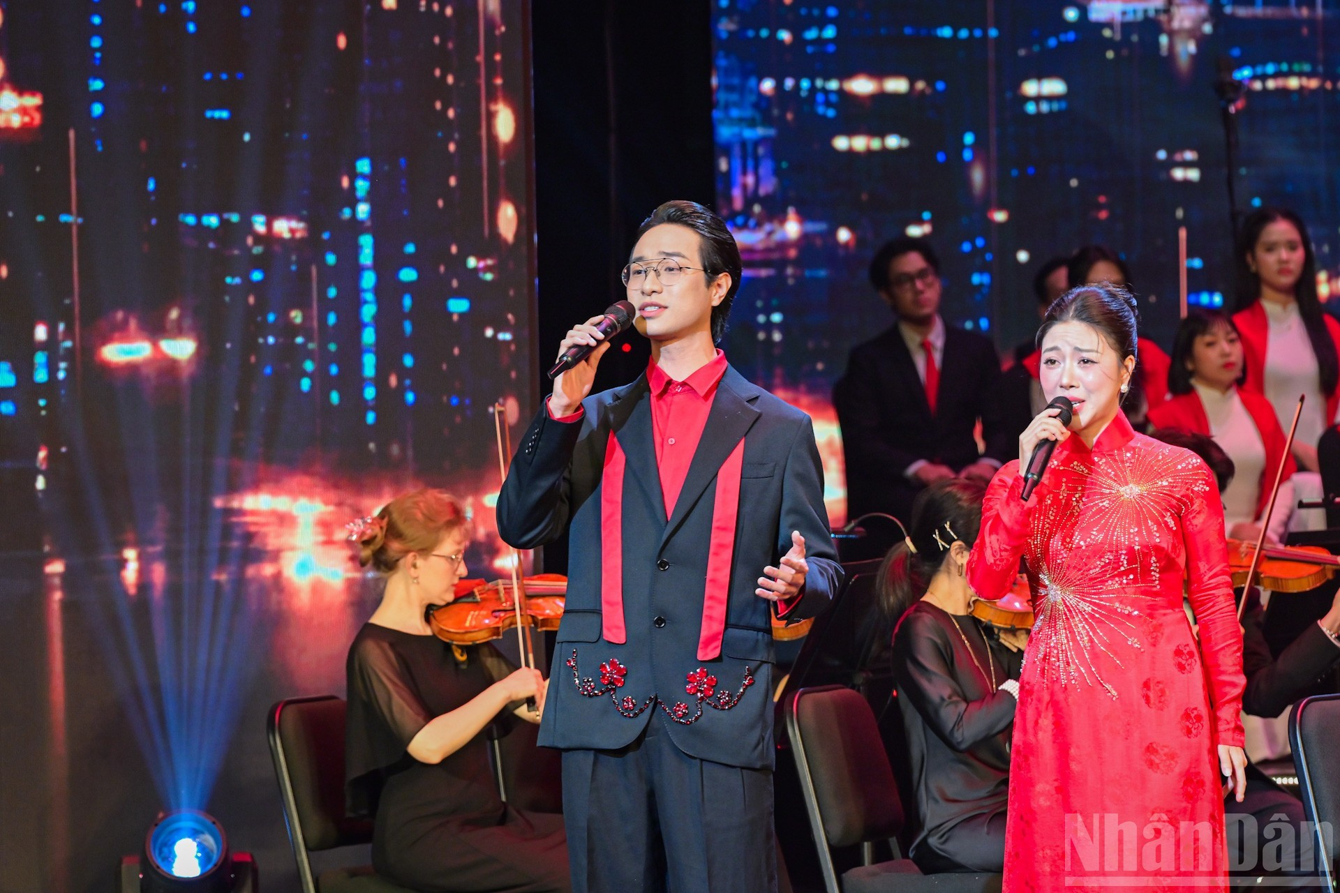 歌曲《越南，让我们走向荣耀》为文艺演出画上了圆满的句号。