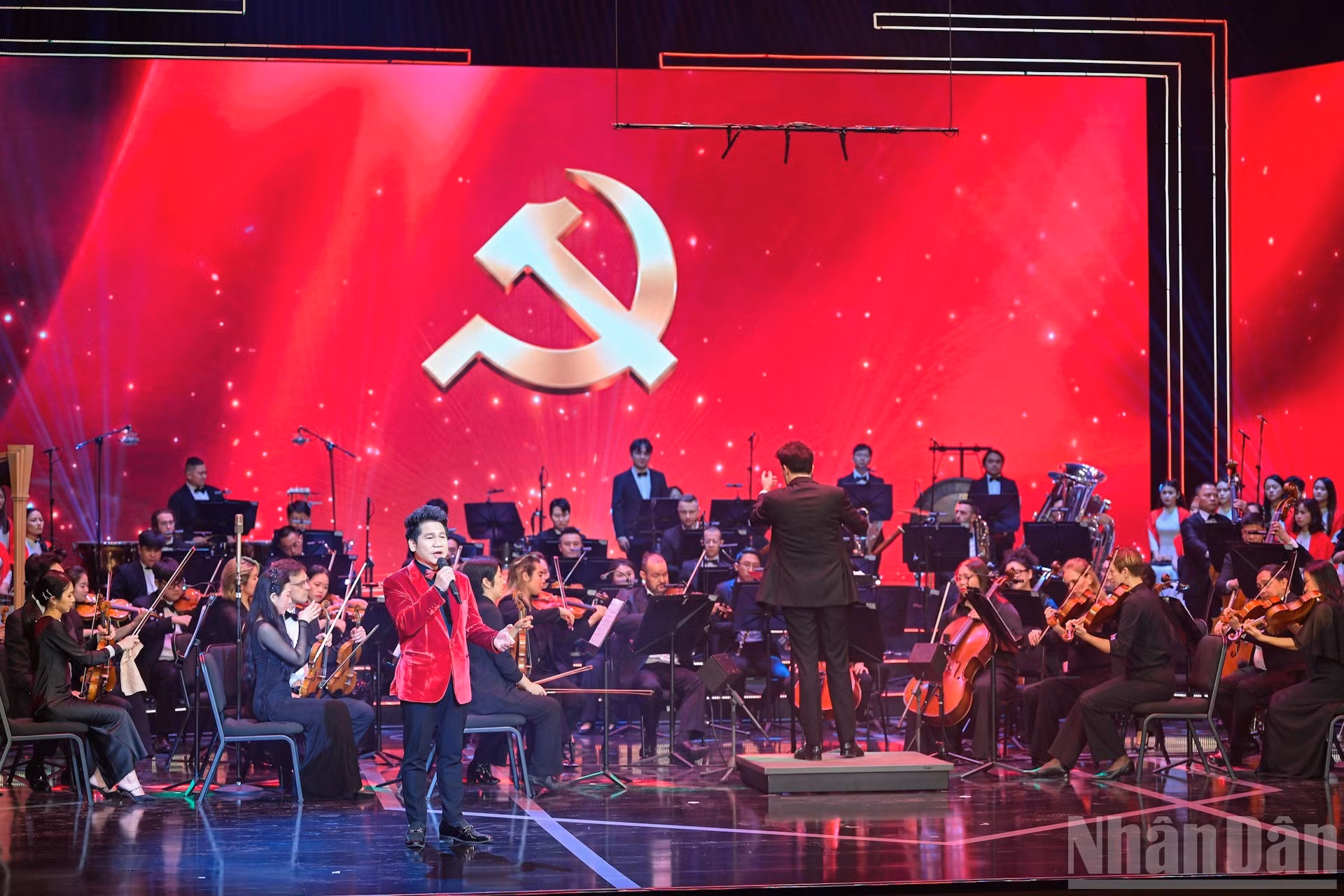 第二部分延续情感脉络，通过一系列富有传播力的音乐作品，再现光辉灿烂的历史征程，坚定对光荣的党的赤诚信念，传递出一个国家昂首阔步、迈入全新发展时代的豪迈气势。