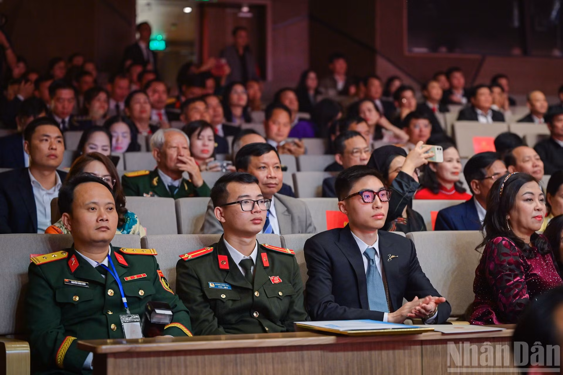 观众们认真聆听了节目中的艺术表演。