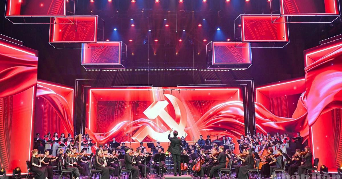 “在光荣的党旗下稳步前进”艺术晚会在河内举行【组图】