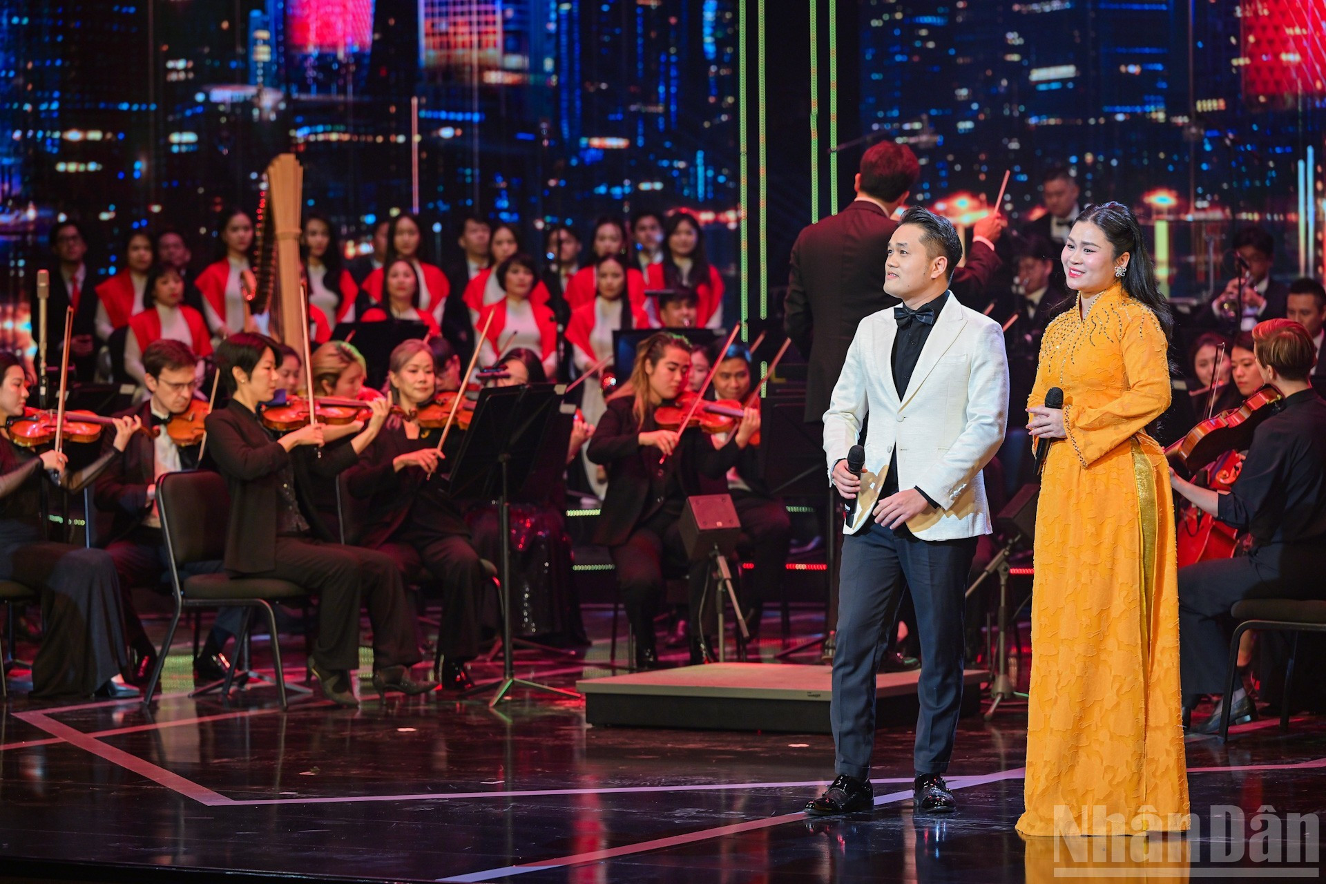 这些精彩的艺术表演是对庆祝越共十四大取得圆满成功和越南共产党建党96周年的一份意义非凡的礼物。