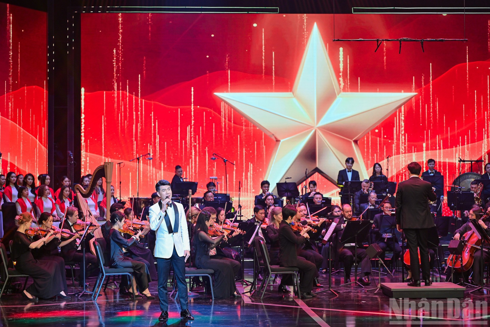 节目以经典歌曲开场，以此表达对越南共产党、敬爱的胡志明主席以及越南在新时代发展道路的深切敬意、坚定信念和强烈愿望。