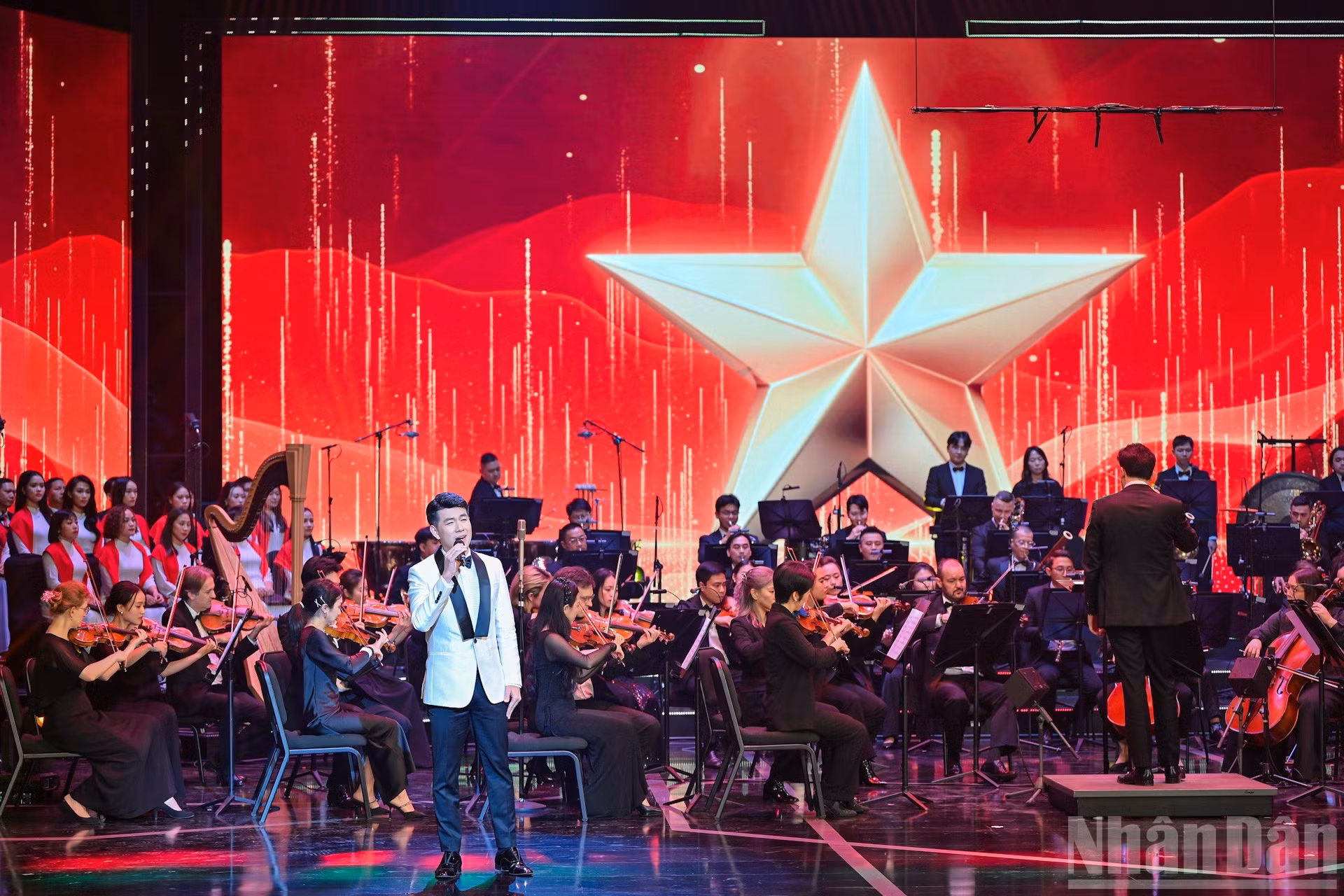 节目以经典歌曲开场，以此表达对越南共产党、敬爱的胡志明主席以及越南在新时代发展道路的深切敬意、坚定信念和强烈愿望。