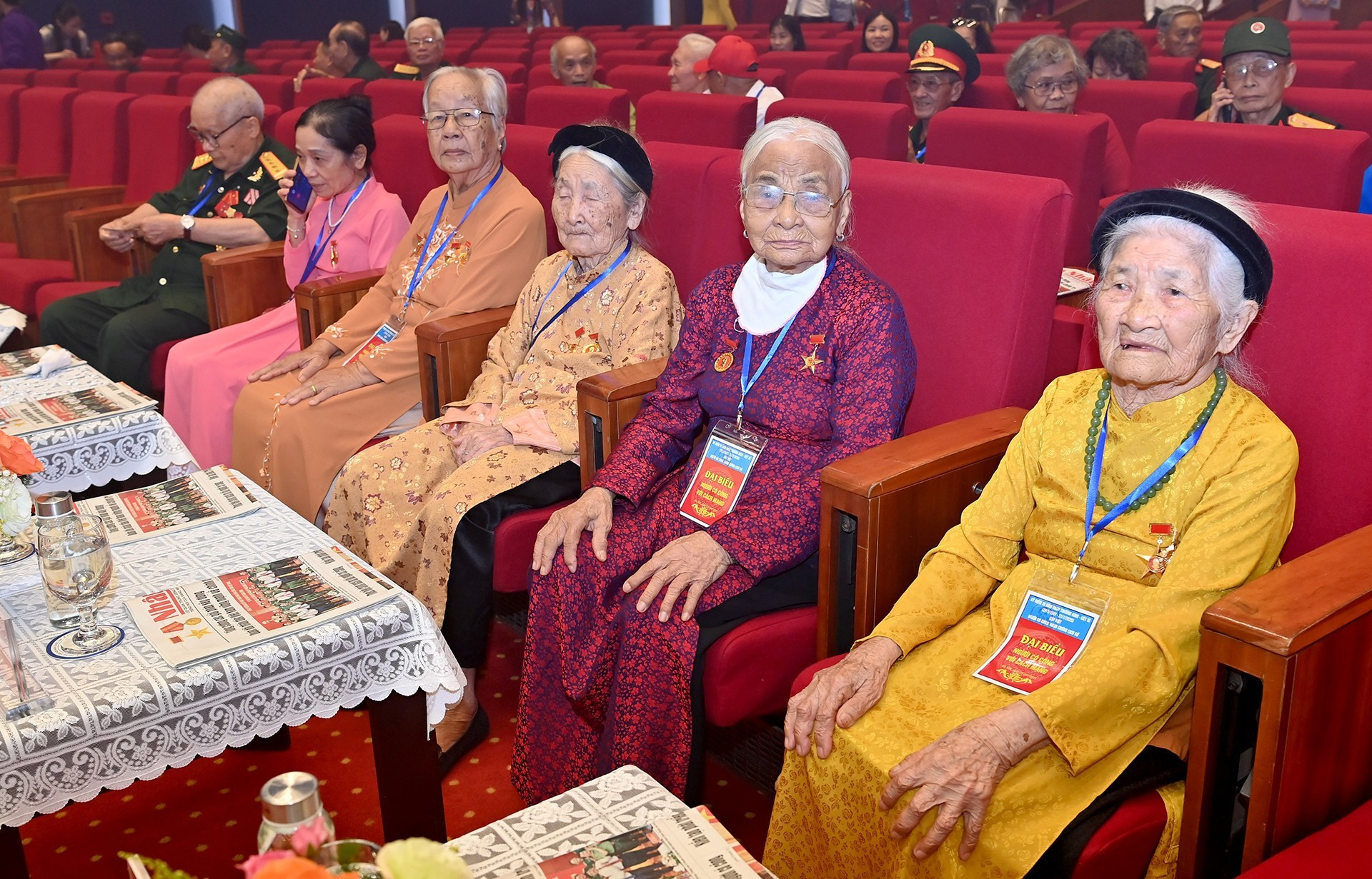 各位越南英雄母亲出席见面会。