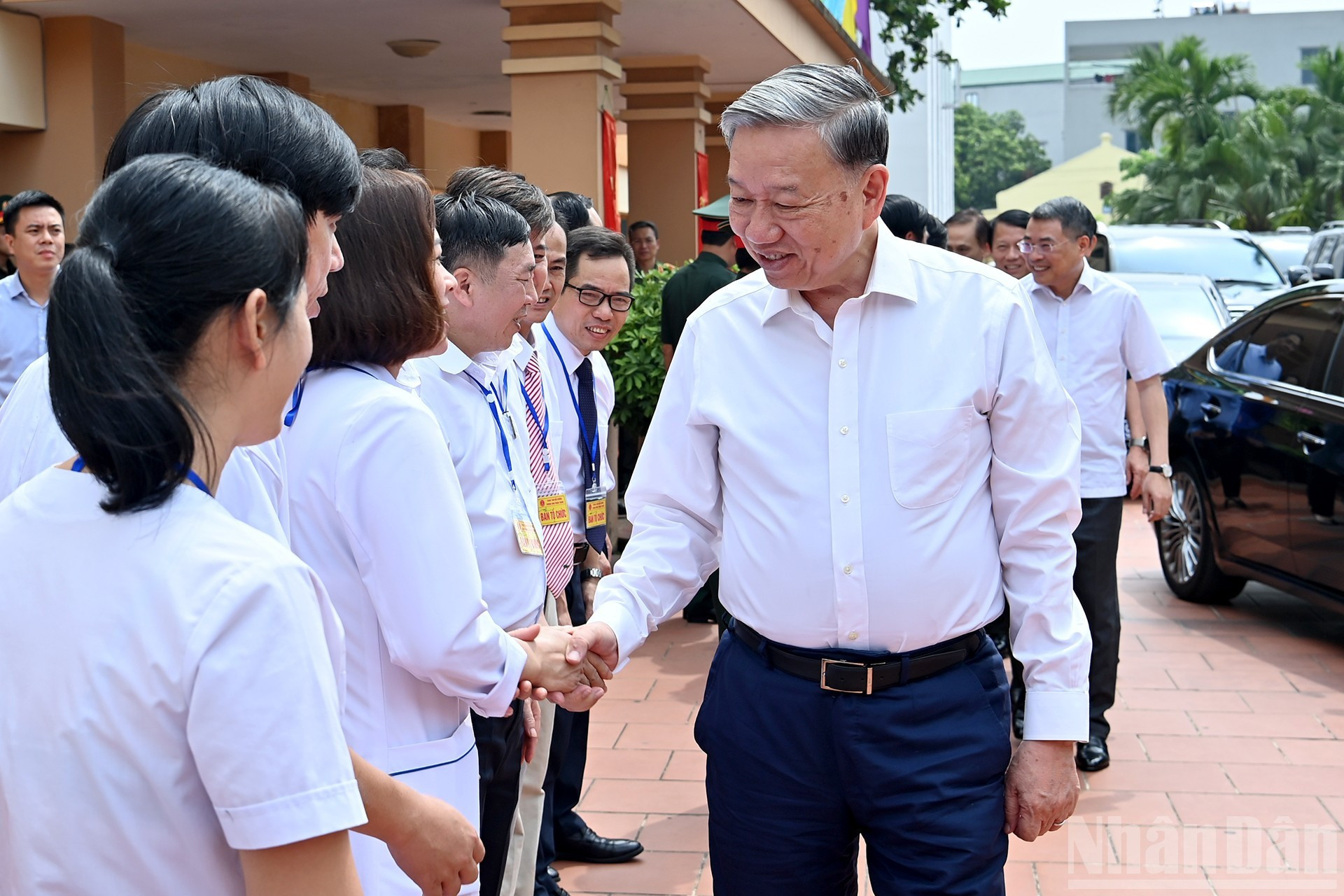 苏林总书记与顺成荣军治疗中心的干部、医生们。 苏林总书记与顺成荣军治疗中心的干部、医生们。