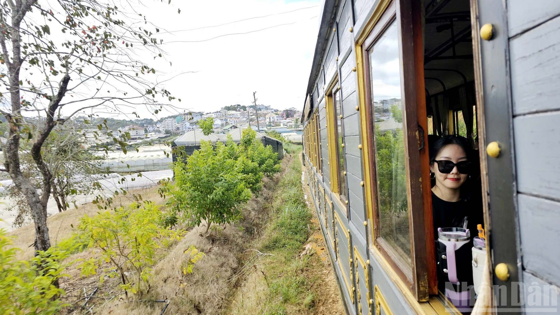 这种独特的“移动咖啡”体验沿着大叻-猜马火车路线设置，途经绵延起伏的山丘、郁郁葱葱的菜园和生机勃勃的花坛。