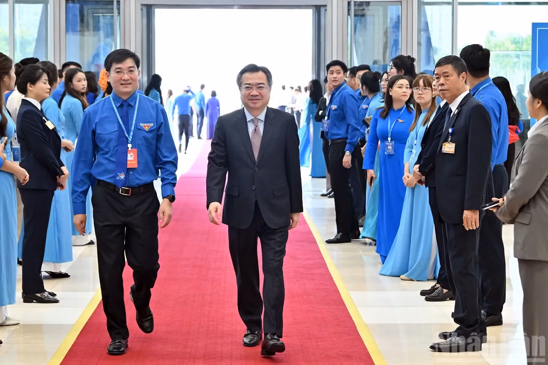 越共中央政治局委员、中央书记处书记、中央政策与战略部部长阮青毅前来出席大会。