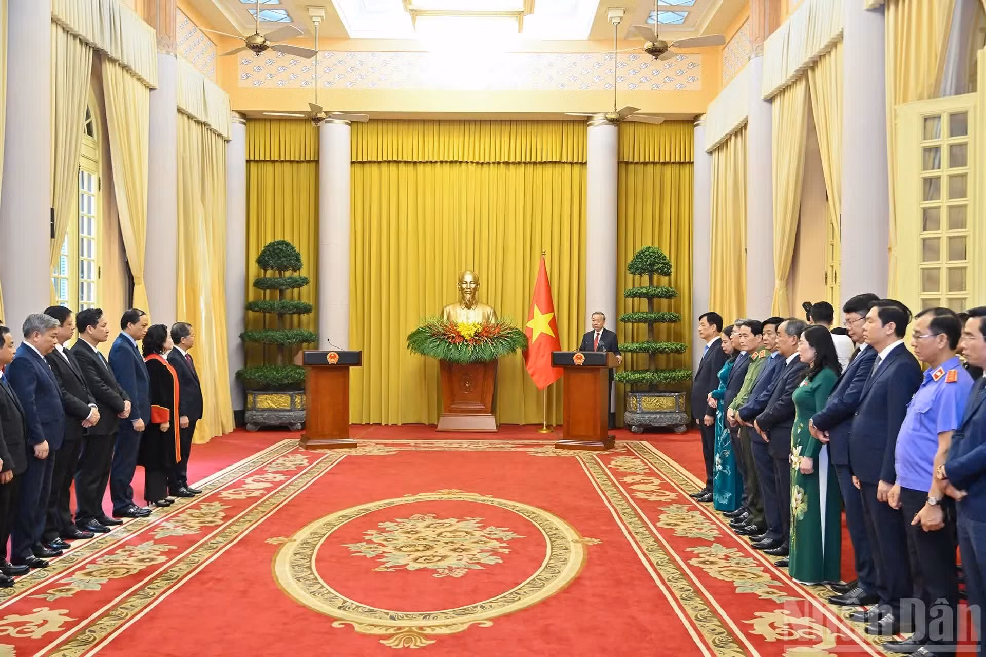 最高人民法院法官任命决定公布和颁发仪式场景。