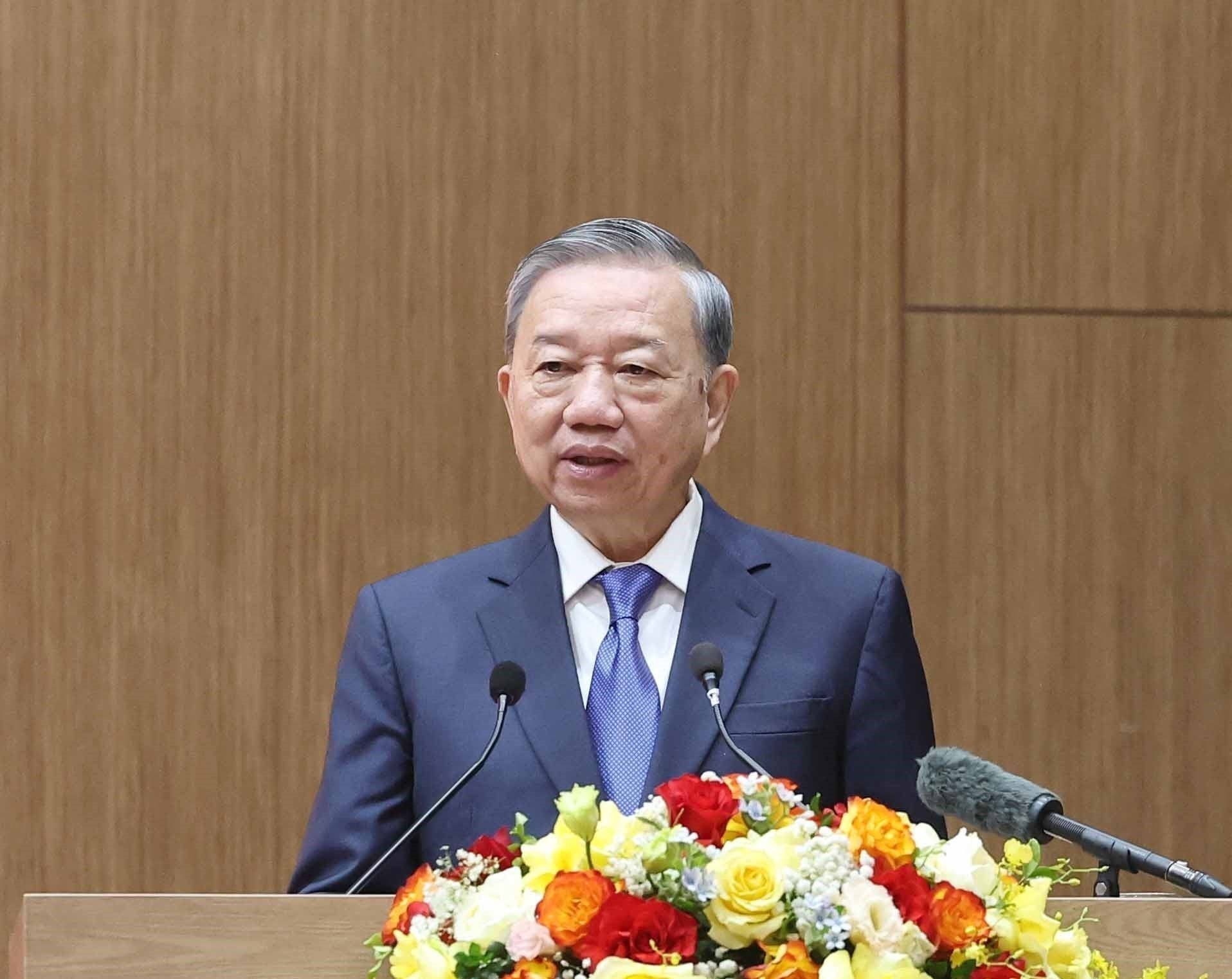 苏林总书记在会上发表讲话。 苏林总书记在会上发表讲话。