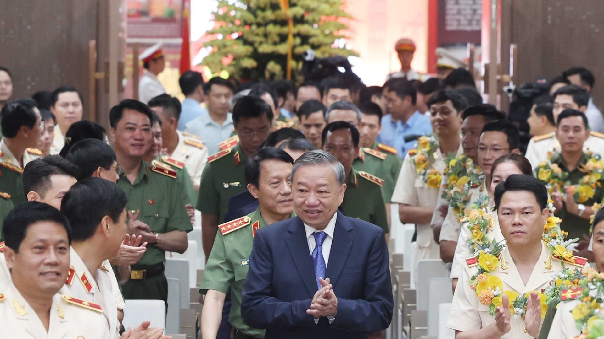 苏林总书记会见出席第九次“致力于祖国安全”竞赛大会的典范代表。 苏林总书记会见出席第九次“致力于祖国安全”竞赛大会的典范代表。