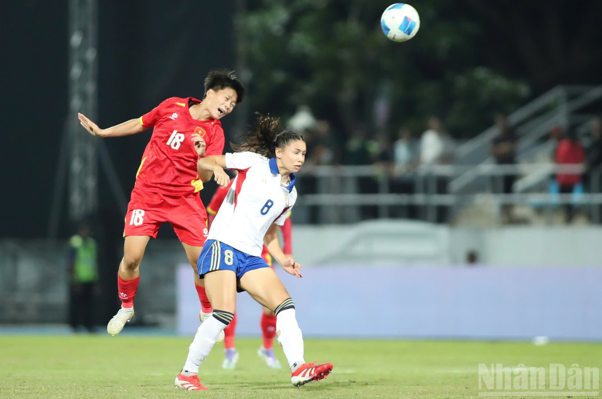 越南女足带着高度的决心进入比赛，积极争夺球权，并与菲律宾队保持紧密的阵型。