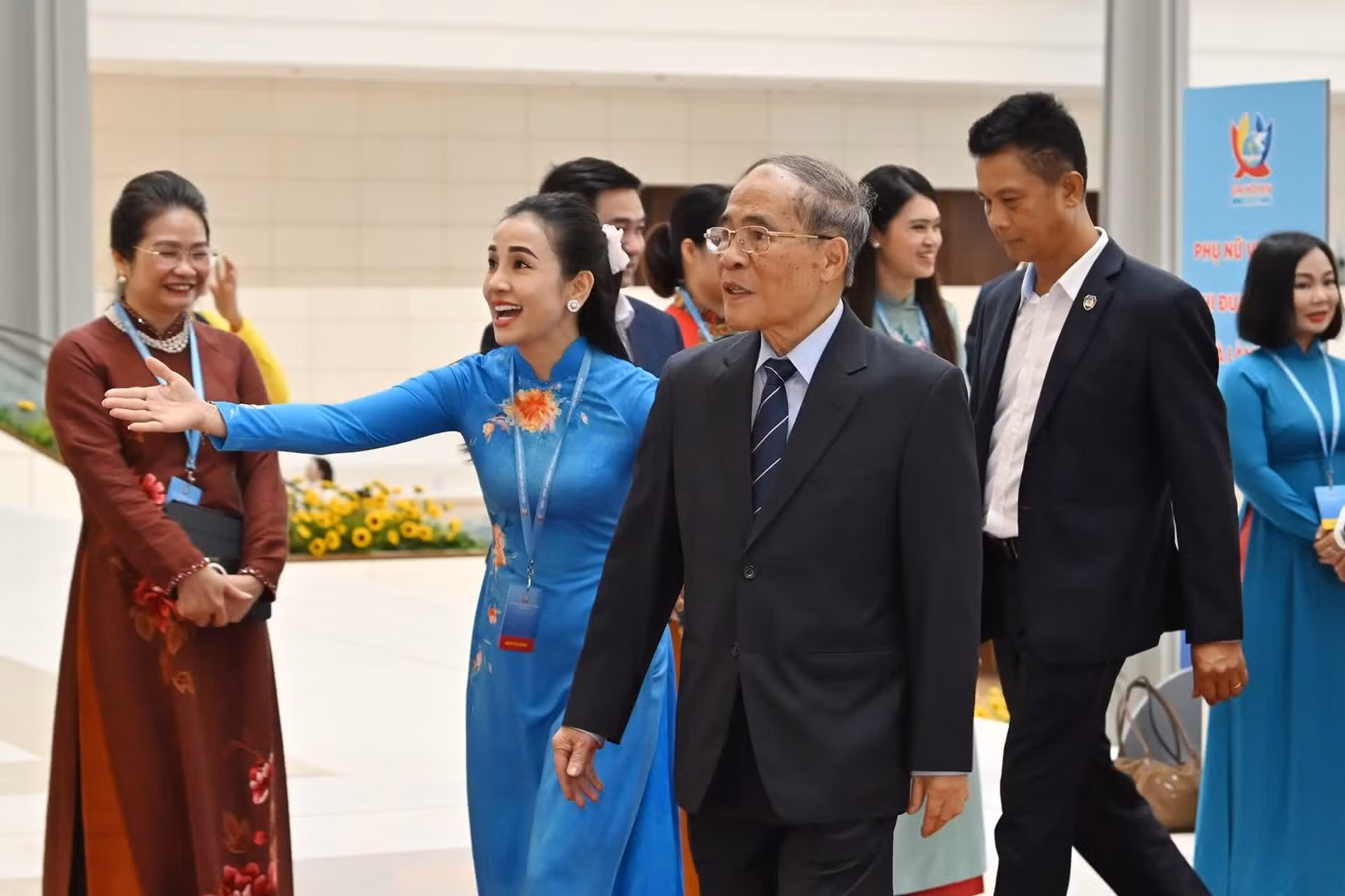 前国会主席阮生雄出席大会。